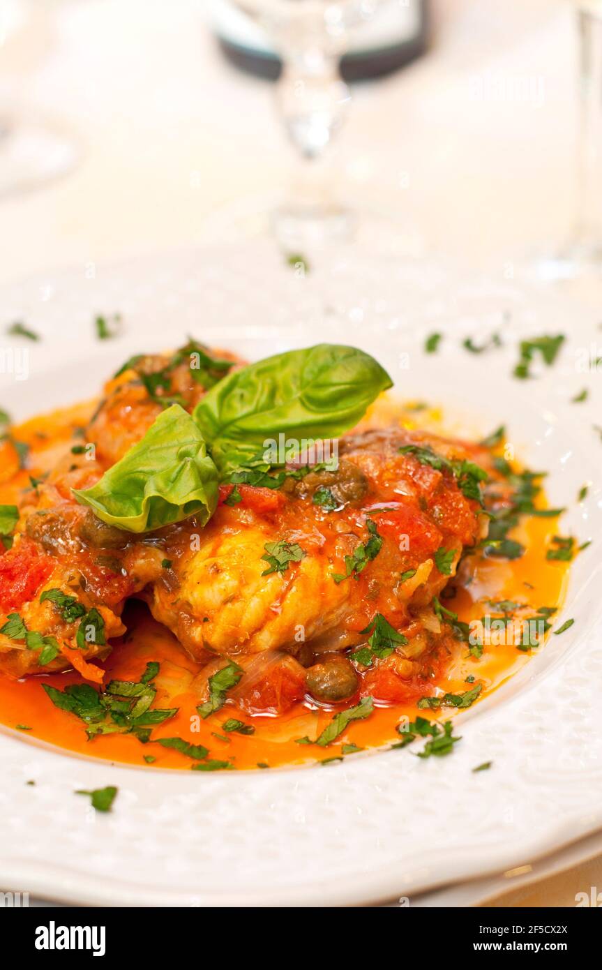 Filets de lotte avec sauce tomate et basilic, Cagliari, Sardaigne, Italie Banque D'Images