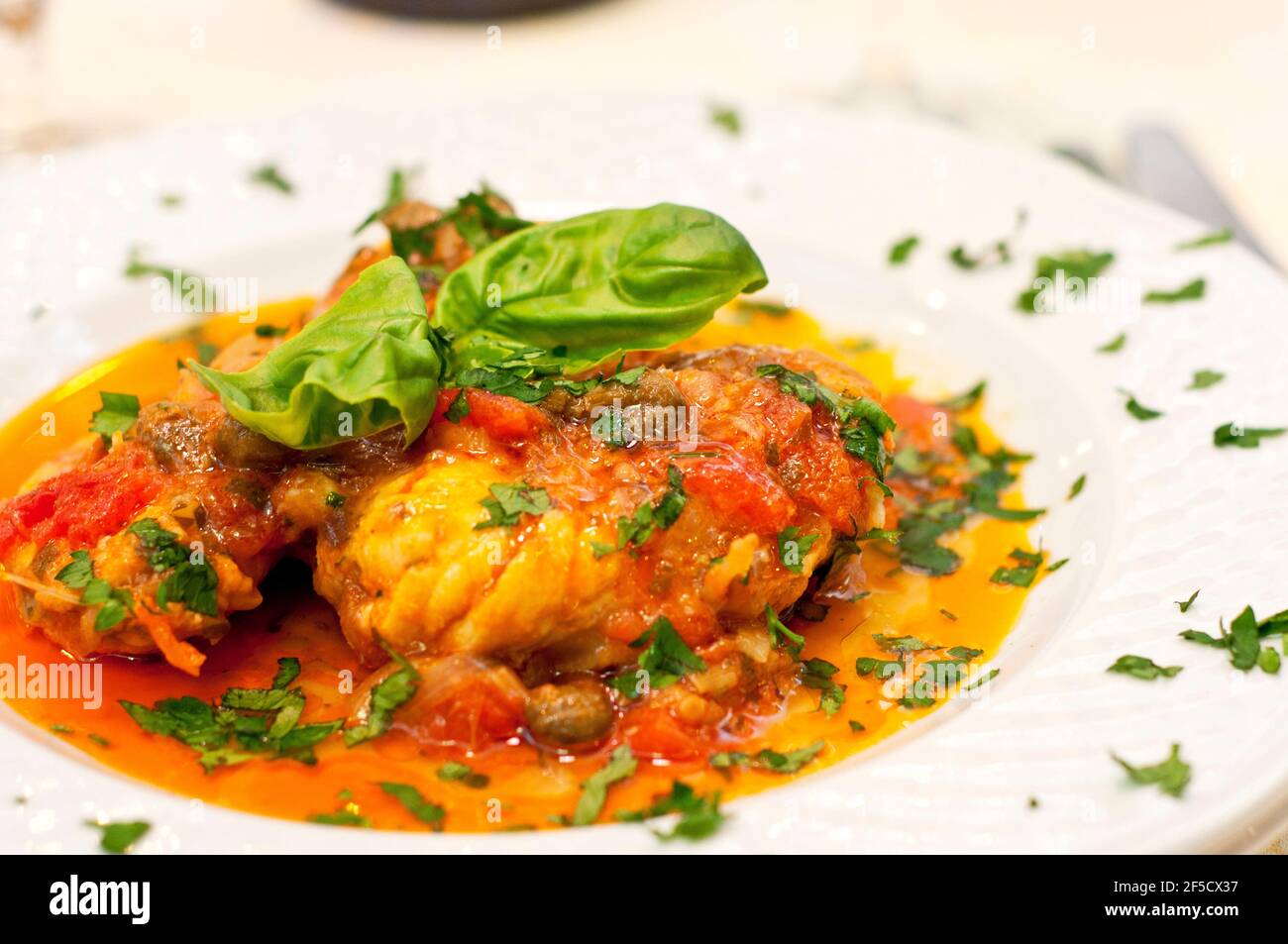 Filets de lotte avec sauce tomate et basilic, Cagliari, Sardaigne, Italie Banque D'Images