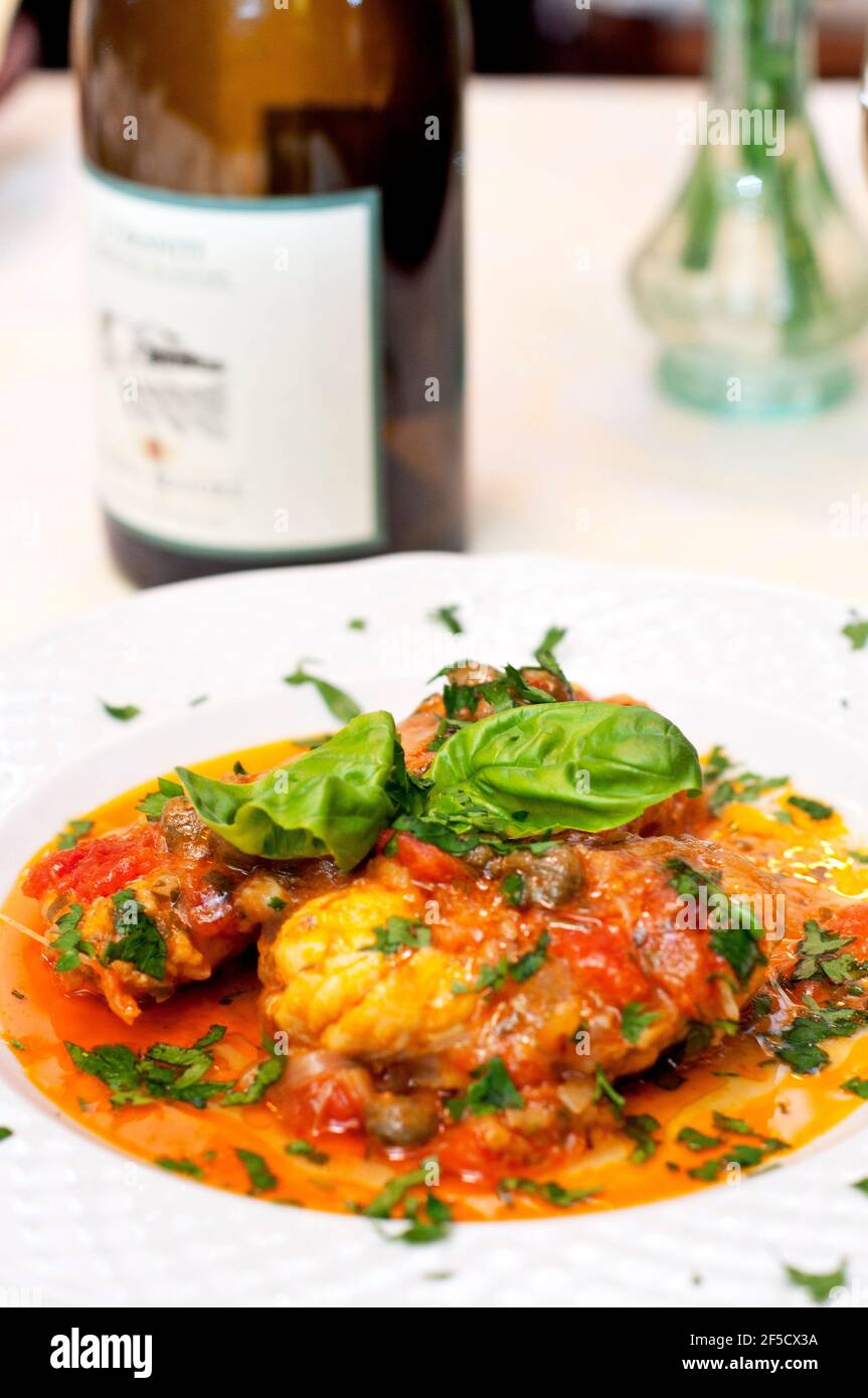 Filets de lotte avec sauce tomate et basilic, Cagliari, Sardaigne, Italie Banque D'Images