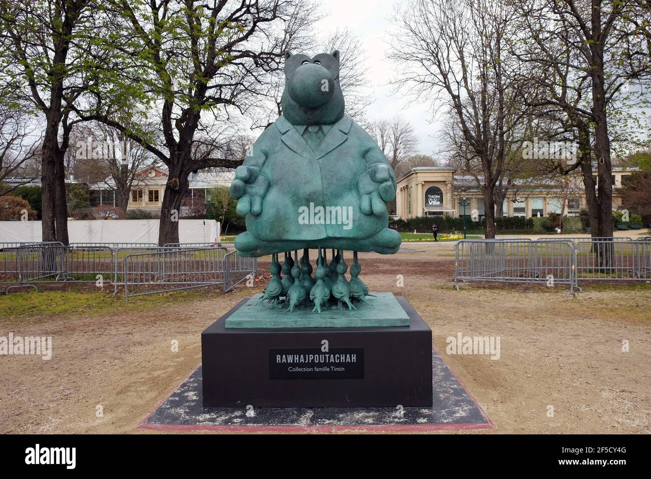 Des sculptures du Chat (le chat) de l'artiste Philippe Geluck sont ...