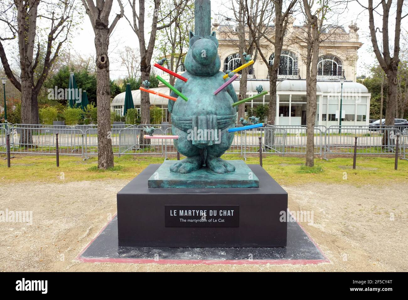 Des sculptures du Chat (le chat) de l'artiste Philippe Geluck sont ...