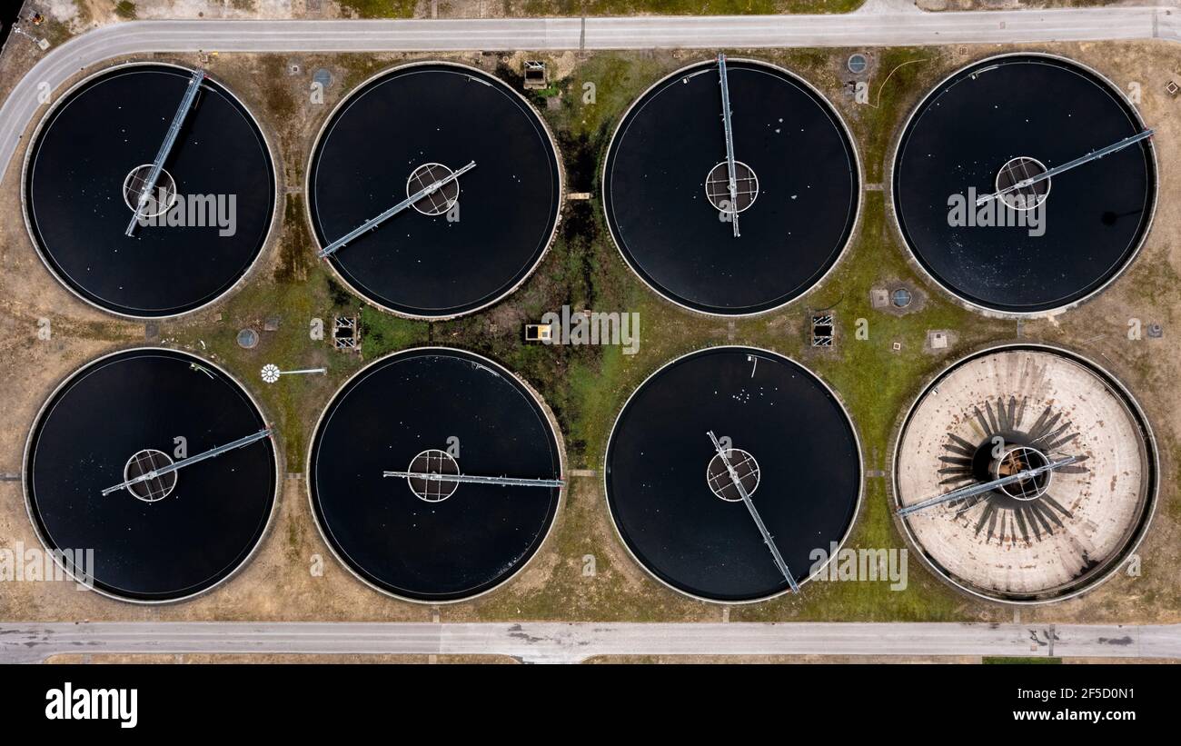 Usine de traitement des eaux usées, vue aérienne des bassins de décantation circulaires utilisés pour le traitement des eaux usées, la purification de l'eau et la gestion environnementale. Banque D'Images
