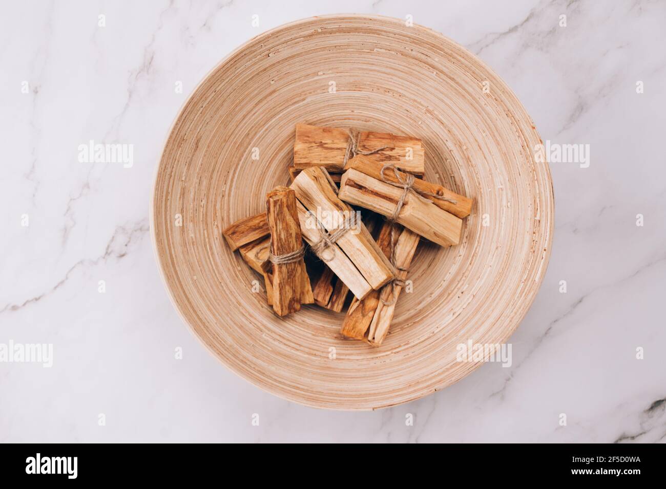 Bâtonnets d'arbre de Palo Santo dans un bol en bois - Saint encens d'Amérique latine. Méditation, santé mentale et concept d'accomplissement personnel, aromathérapie Banque D'Images