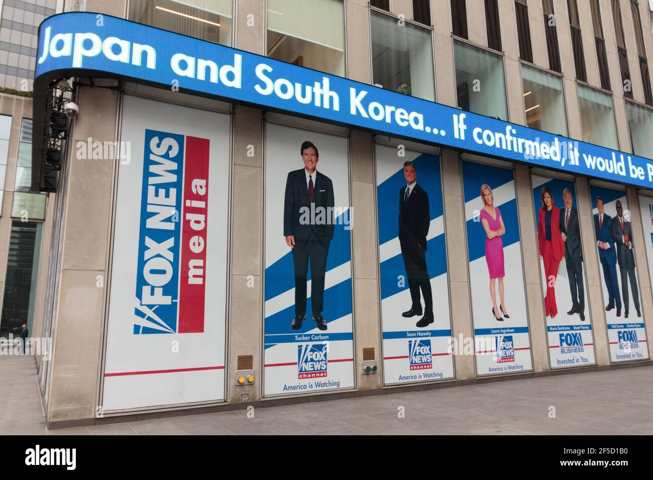 The Fox News ticker sur la façade du bâtiment News Corporation dans Midtown Manhattan avec des panneaux d'affichage des étoiles, Tucker Carlson, Sean Hannity Banque D'Images