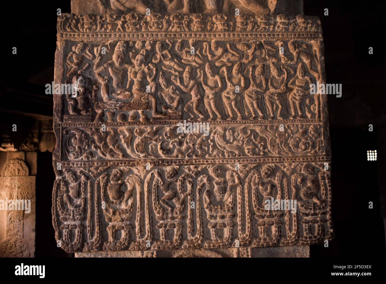 pilier d'architecture de temple de pattadakal avec des sculptures , un site archéologique à Hampi, Karnataka, Inde Banque D'Images