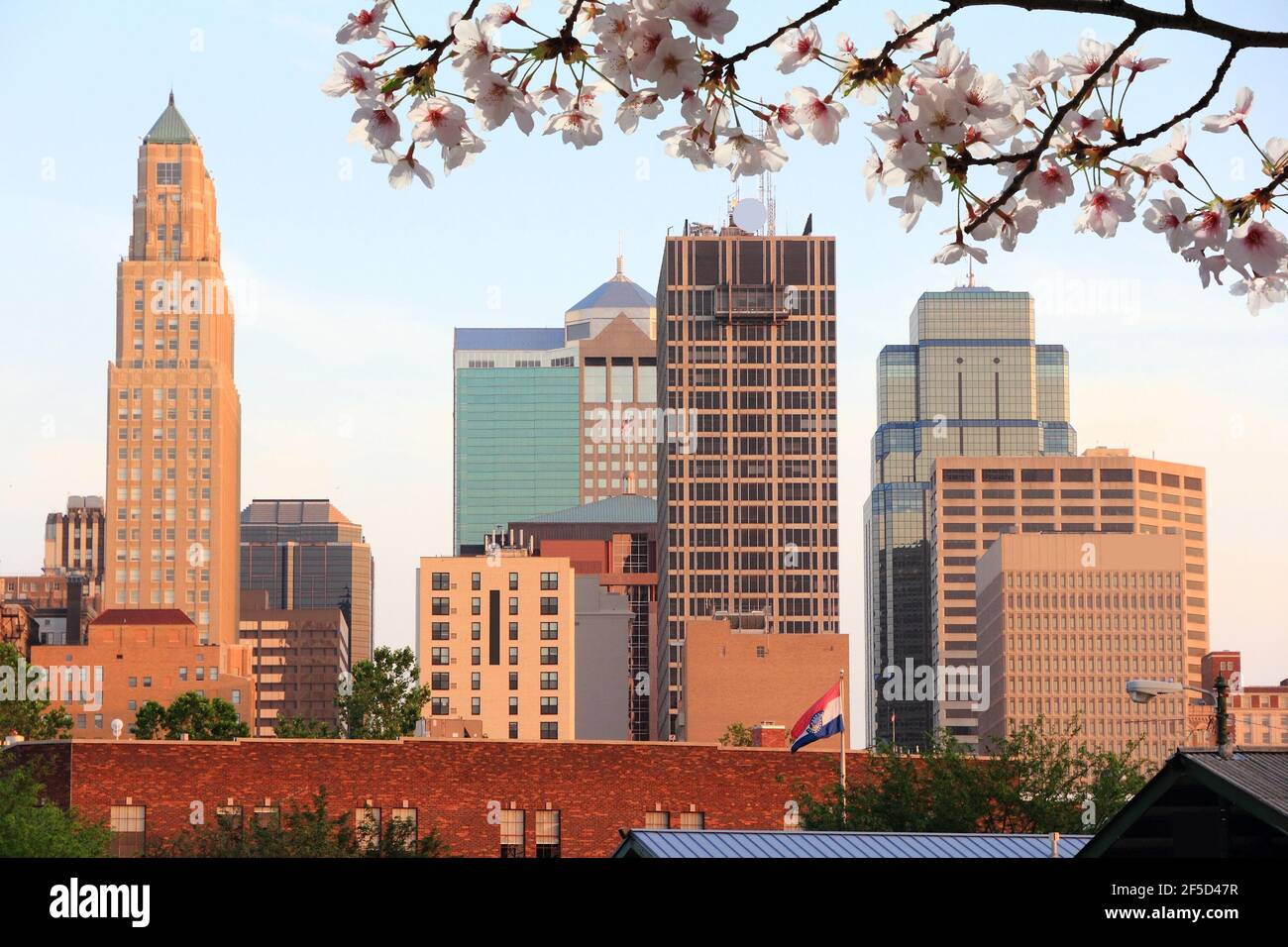 Printemps à Kansas City, Missouri. Horizon de Kansas City avec cerisiers en fleurs. Banque D'Images
