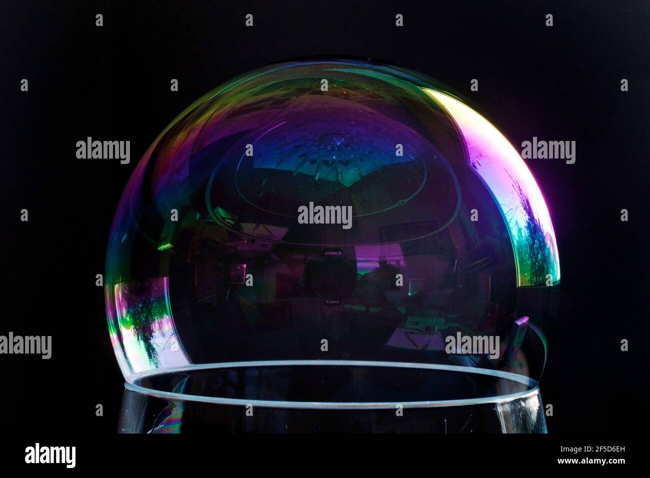 bulle de savon sur le bord d'un verre Banque D'Images