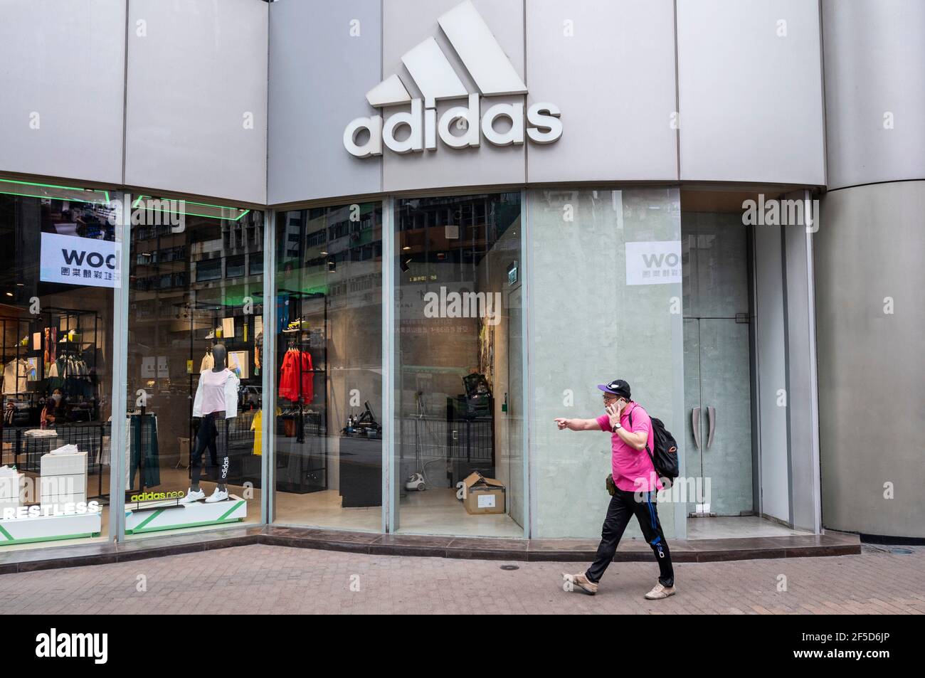 Hong Kong, Chine. 26 mars 2021. Un piéton passe devant le magasin et le logo Adidas de la marque allemande multinationale de vêtements de sport à Hong Kong. Crédit : SOPA Images Limited/Alamy Live News Banque D'Images