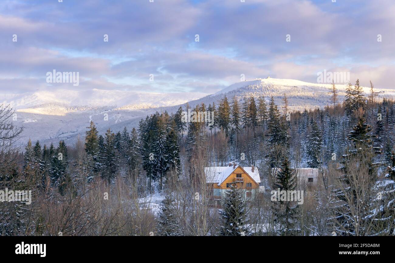 Paysage de montagne d'hiver, Pologne, Europe. Panorama des montagnes géantes en hiver ensoleillé, vue de Biała Dolina à Szklarska Poreba sur Szrenica Banque D'Images