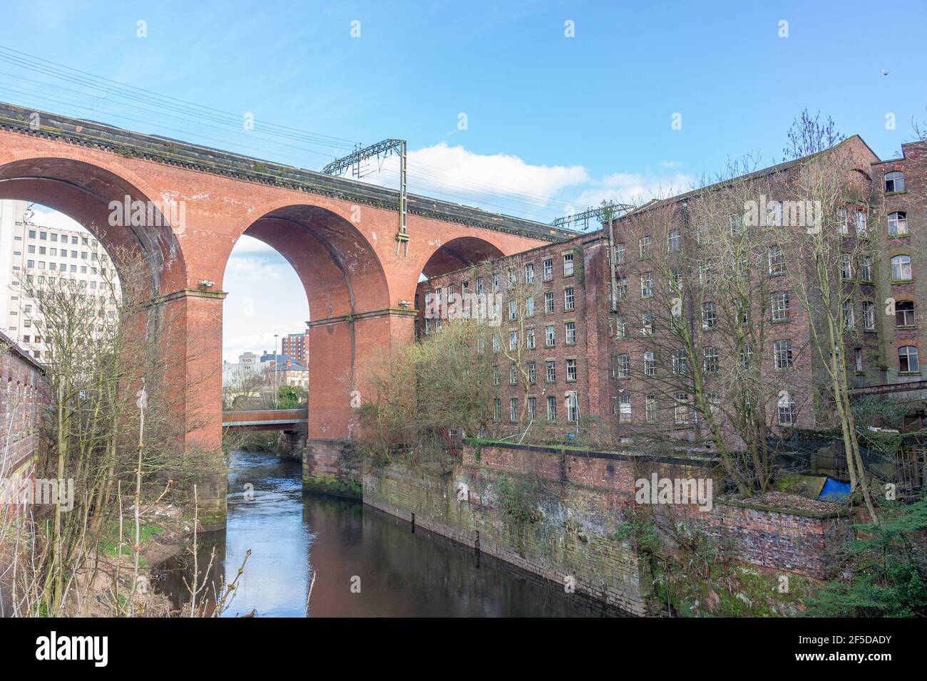 Viaduc ferroviaire de Stockport au-dessus de la rivière Mersey, Stockport, Cheshire, Royaume-Uni. Banque D'Images