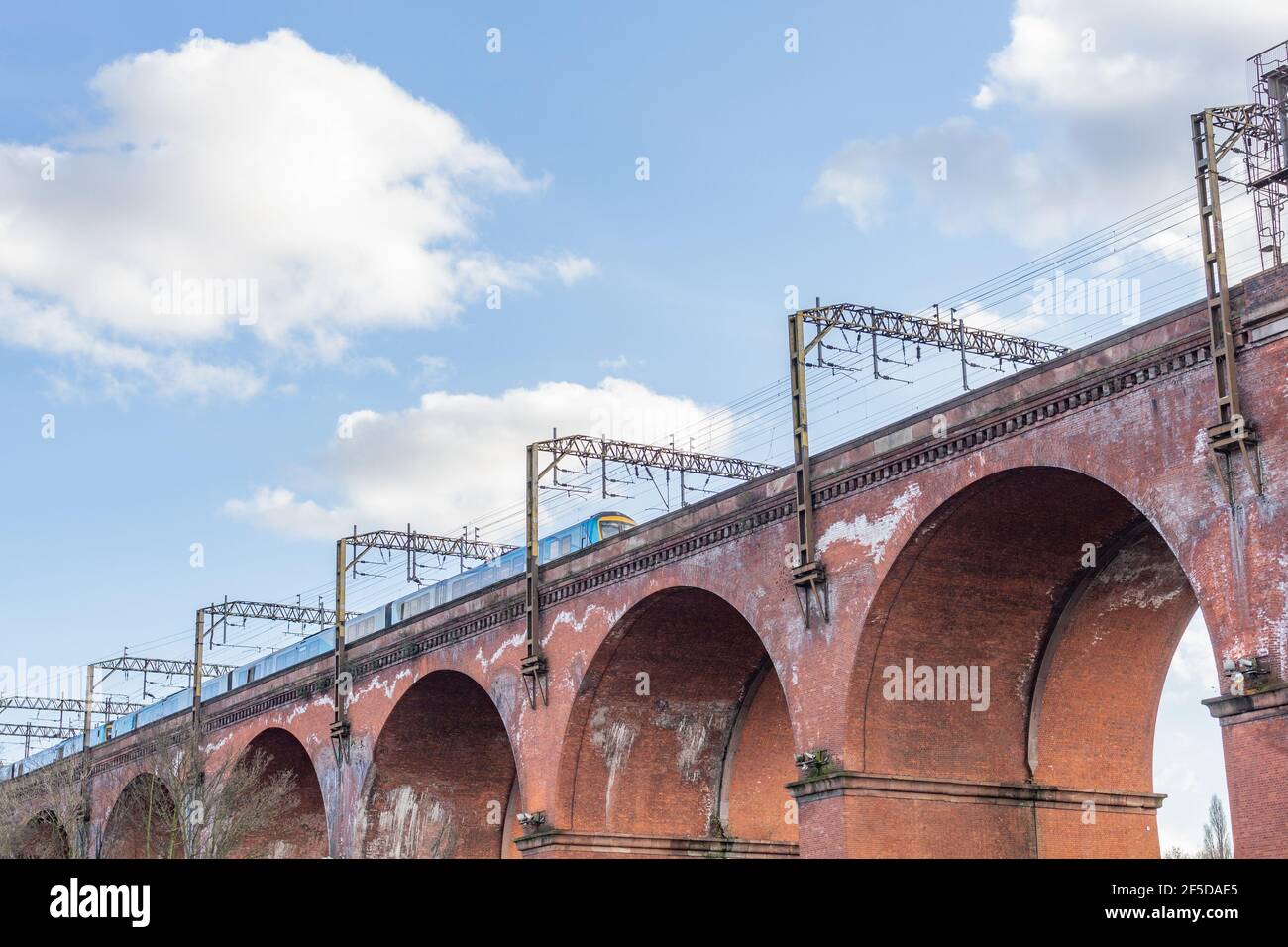 Viaduc ferroviaire de Stockport au-dessus de la rivière Mersey, Stockport, Cheshire, Royaume-Uni. Banque D'Images