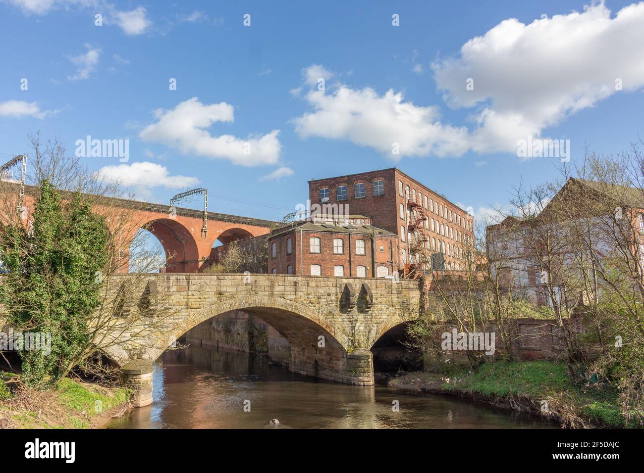 Viaduc ferroviaire de Stockport au-dessus de la rivière Mersey, Stockport, Cheshire, Royaume-Uni. Banque D'Images