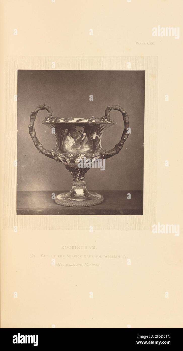 Vase. Vase avec deux poignées incurvées hautes et un pied-de-pied qui s'élargit à la base. Le vase est peint avec une scène de deux figures entourée d'une bordure de vignes verdoyantes. (Recto, Mount) en haut à droite, imprimé à l'encre noire : « PLATE CXC ». Centre inférieur, imprimé à l'encre noire : 'ROCKINGHAM. / 368. VASE DU SERVICE FAIT POUR WILLIAM IV / M. Emerson Norman. Italique » Banque D'Images