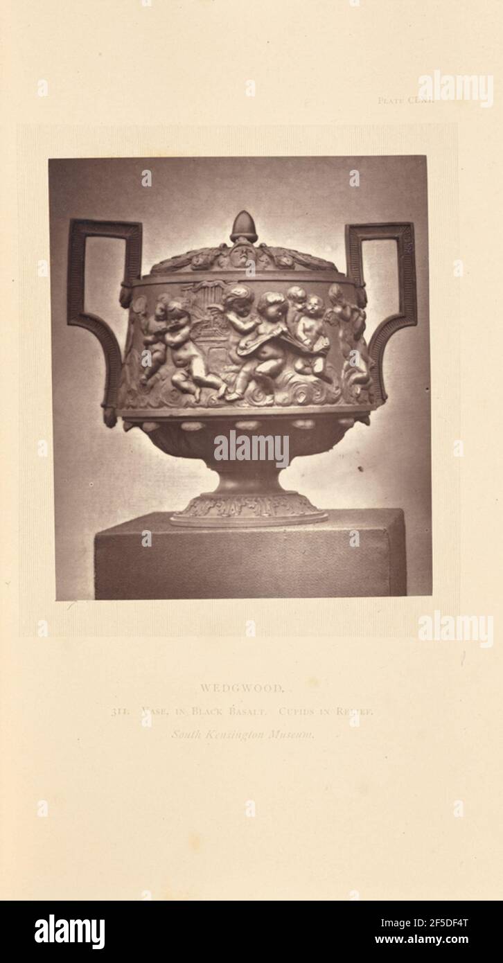 Vase. Vase de couleur foncée avec poignées angulaires. Le vase repose sur un pied étroit qui s'élargit à la base. Le bol est décoré de plusieurs putti en relief. (Recto, mount) en haut à droite, imprimé à l'encre noire : 'PLATE CLXI.' Centre inférieur, imprimé à l'encre noire: 'WEDGWOOD. / 311. VASE, EN BASALTE NOIR. CUPIDS EN RELIEF. / South Kensington Museum. Italique Banque D'Images
