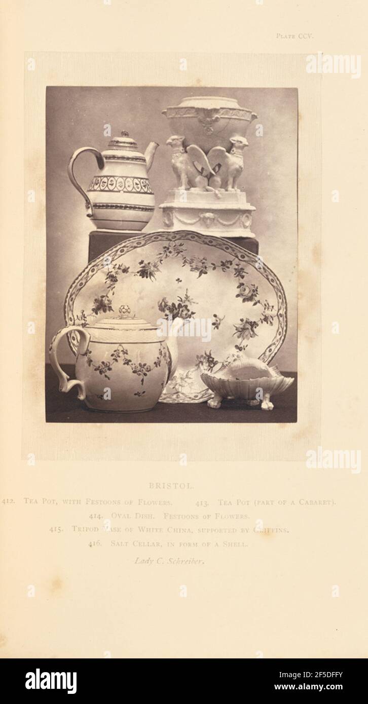 Assiette, pots à thé, vase et cave à sel. Une théière et un vase sur une colonne montante derrière une grande assiette, une théière et une cave à sel. L'assiette et les deux théières sont peintes de fleurs et de bandes à motifs. La cave à sel est moulée en forme de coquille à trois pieds. Le bol du vase a une bande moulée avec un motif de défilement et repose sur un trépied de trois griffins qui s'assoient sur un piédestal rond avec des guirlandes moulées. (Recto, mount) en haut à droite, imprimé à l'encre noire : 'PLATE CCV.' Centre inférieur, imprimé à l'encre noire : « BRISTOL. / 412. THÉIÈRE, AVEC FESTONS DE FLEURS. ESPACE 413. THÉIÈRE (PARTIE D'UN CABARE Banque D'Images