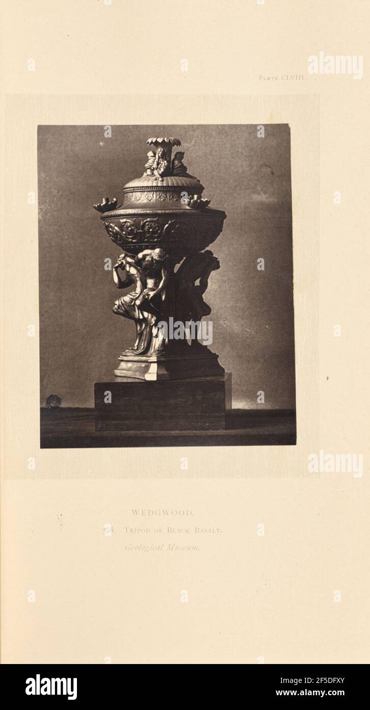 Lampe. Une lampe sculptée. Le bol de la lampe repose sur les épaules stooptées de trois figures mâles. Le corps du bol est décoré de motifs de défilement en relief et en coquillages. Le couvercle de la lampe est recouvert de figurines femelles placées sous un arbre. (Recto, Mount) en haut à droite, imprimé à l'encre noire : 'PLATE CLVIII.' Centre inférieur, imprimé à l'encre noire: 'WEDGWOOD. / 308. TRÉPIED DE BASALTE NOIR. / Musée géologique. Italique Banque D'Images