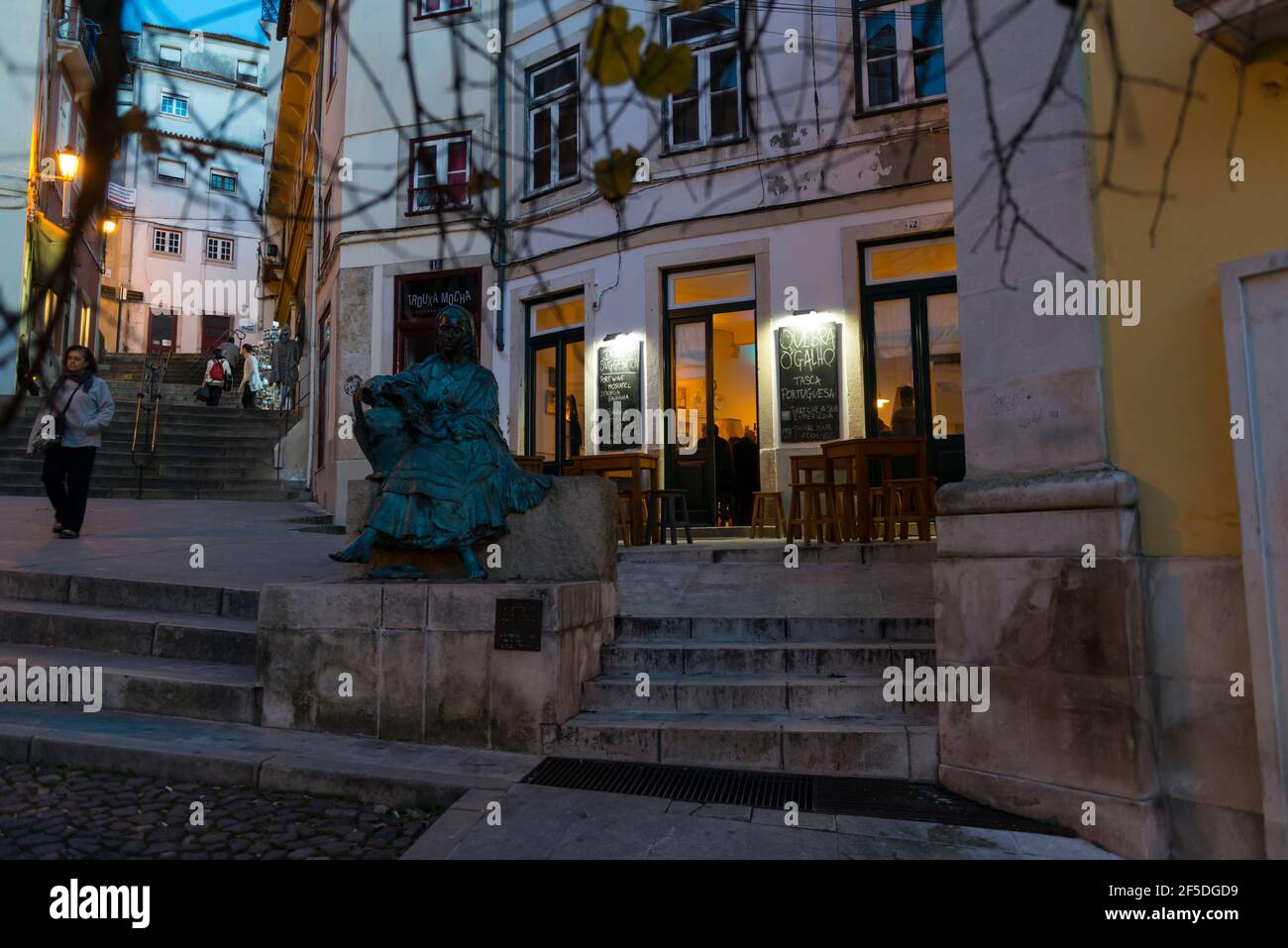 Une taverne au crépuscule dans le vieux quartier de Coimbra, Portugal. Banque D'Images