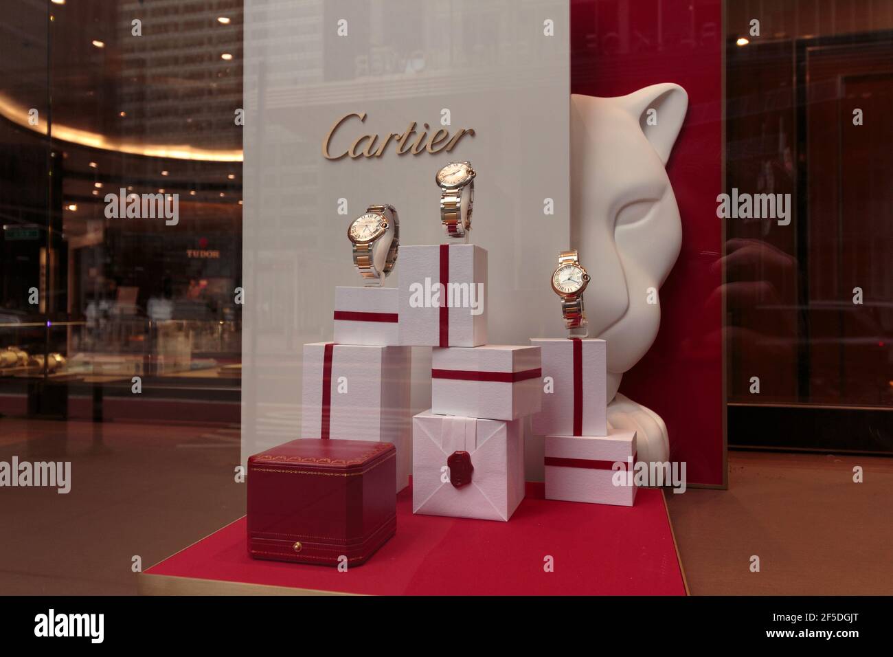 Une fenêtre d'exposition de montre Cartier dans un magasin du centre de Manhattan avec une boîte décorative rouge et un tigre en arrière-plan, le conglomérat de luxe français Banque D'Images
