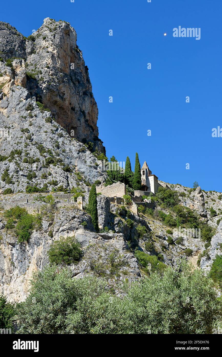 Chapelle Moustiers-Sainte-Marie et notre-Dame-de-Beavoir dans la montagne. Moustiers-Sainte-Marie est une commune française, située dans les Alpes-de-haute-Provence Banque D'Images