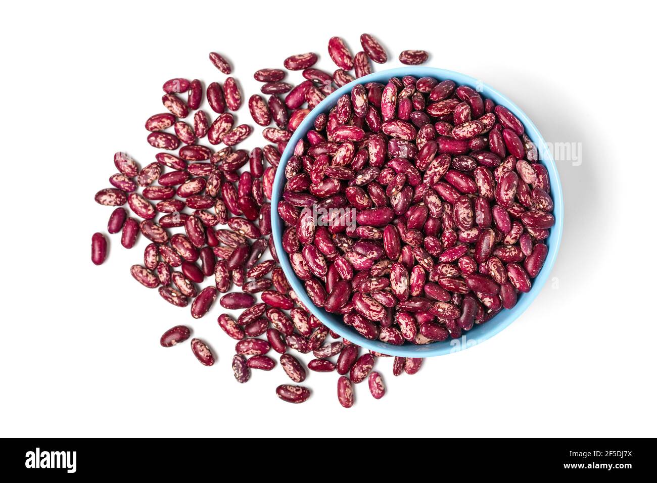 Haricots rouges dans bol bleu isolé sur fond blanc manger sain, protéines végétales concept Flat Lay vue du dessus. Banque D'Images