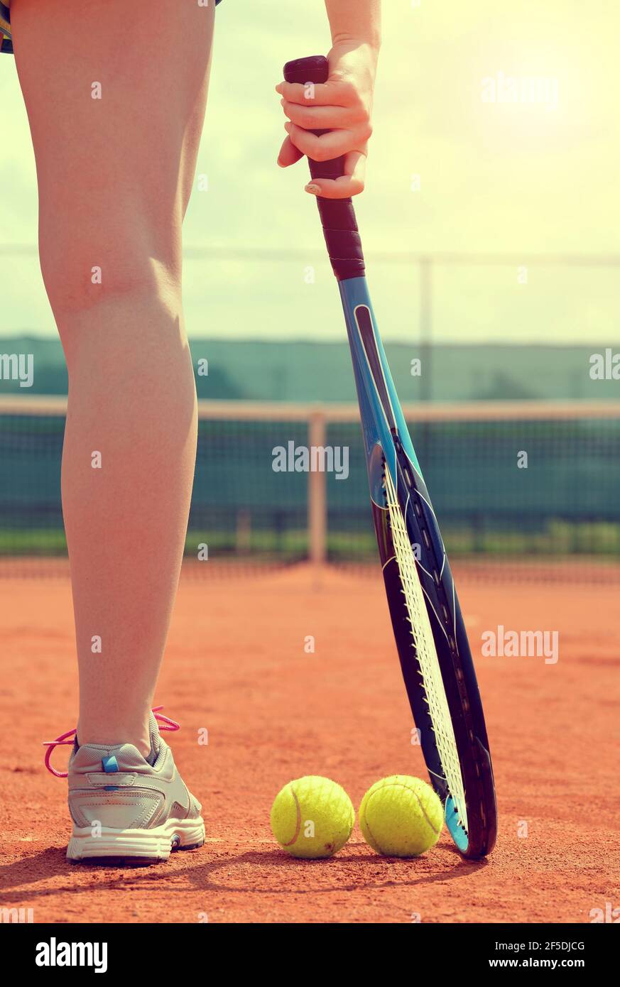 Joueur de tennis avec raquette pendant un match. Banque D'Images