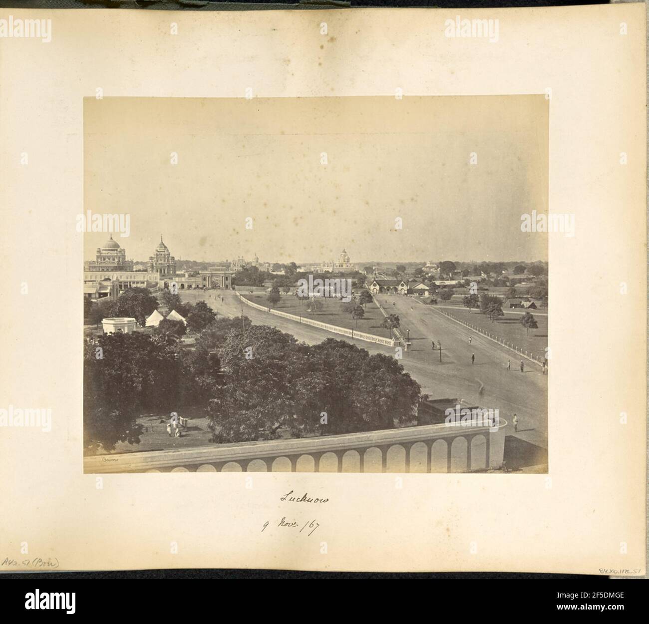 Lucknow ; exposition Oudh et paysages environnants. Vue imprenable sur le complexe Kaiserbagh et la ville de Lucknow. De larges routes en terre se croisent au milieu de parcs bien entretenus, et les piétons peuvent être vus dispersés à travers eux. Le mausolée de Nawab Saadat Ali Khan d'Oudh et le mausolée de Begum Khurshid Zadi sont visibles à la distance à gauche de l'image. (Recto, montage) en bas à gauche, manuscrit au crayon: 'A42.51 (Bou)' en bas au centre, manuscrit à l'encre noire: 'Lucknow / 9 Novr /67' Banque D'Images