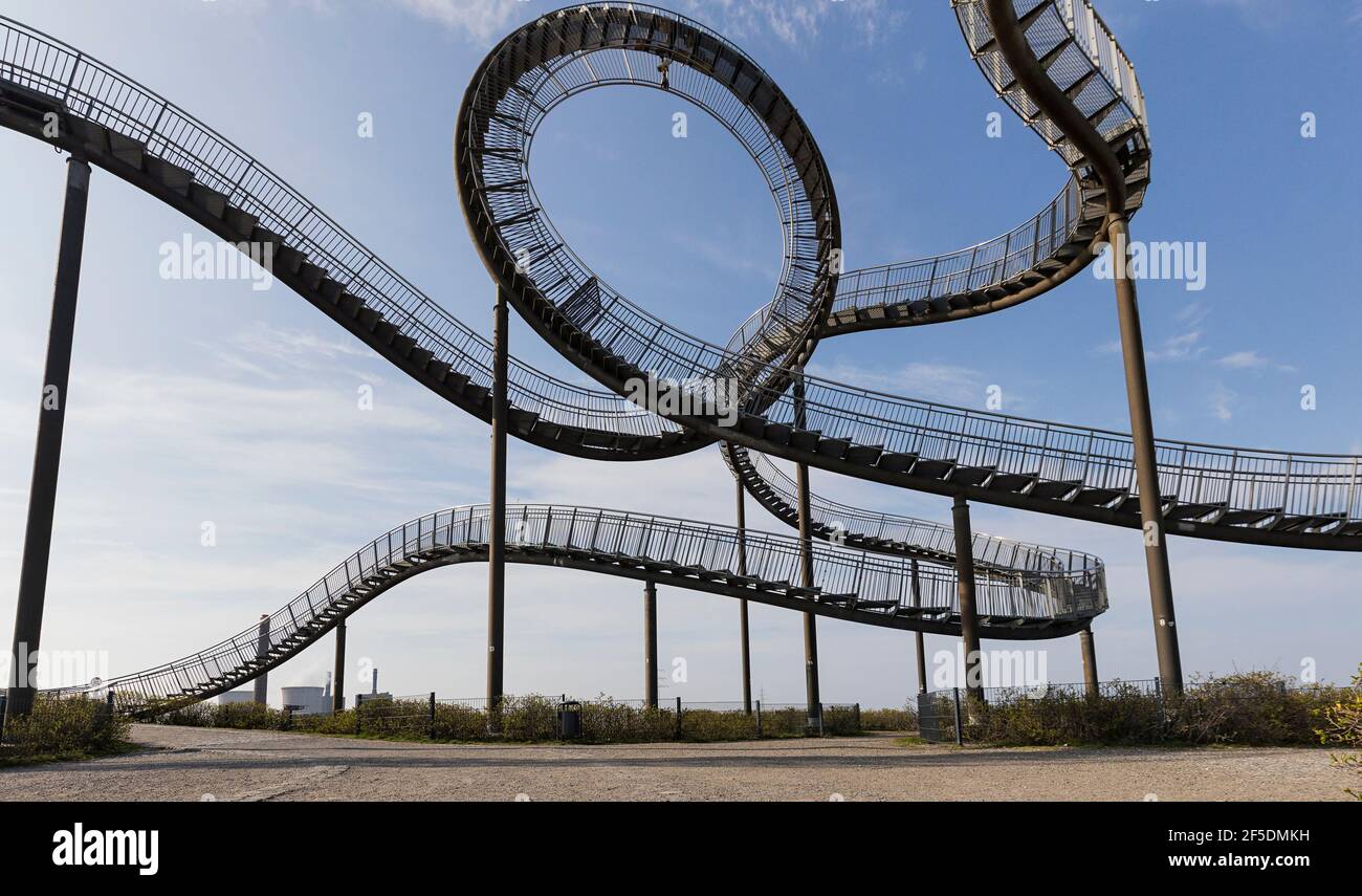 Duisburg - vue sur le tigre et la tortue qui est une installation artistique et un point de repère, Rhénanie du Nord Westphalie, Allemagne, 24.03.2021 Banque D'Images