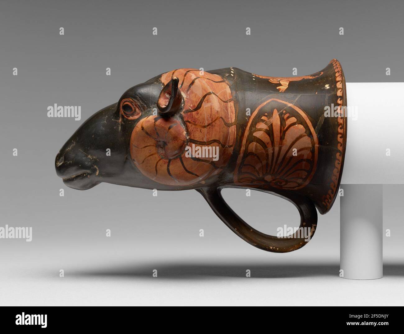 Tête RAM Apulian Rhyton. Associé à l'artiste-peintre Iliupersis (grec (Apulien), actif vers 375 - 350 av. J.-C.) Banque D'Images