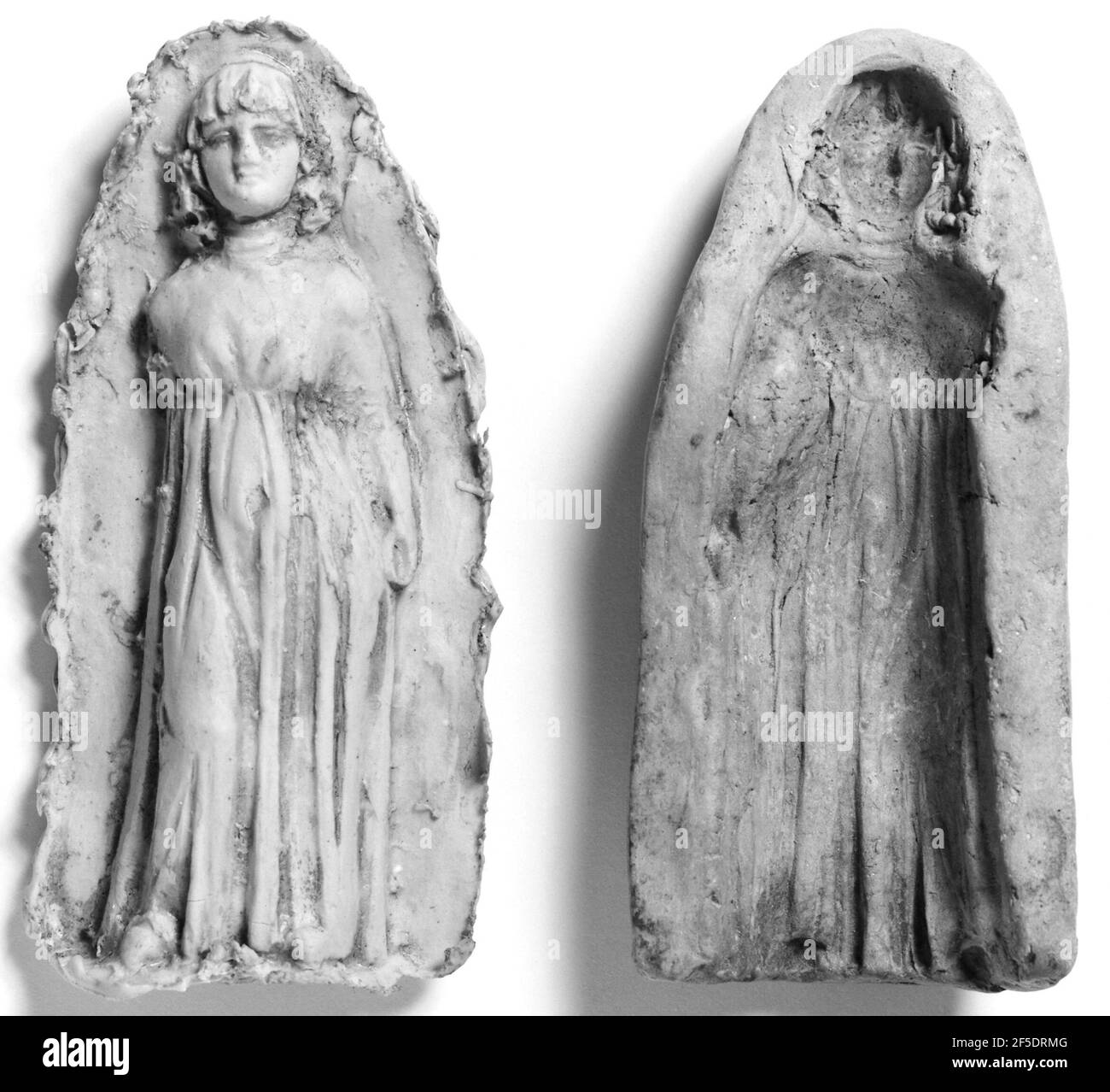 Moule du devant d'une fille debout portant un chiton. Inconnu Banque D'Images