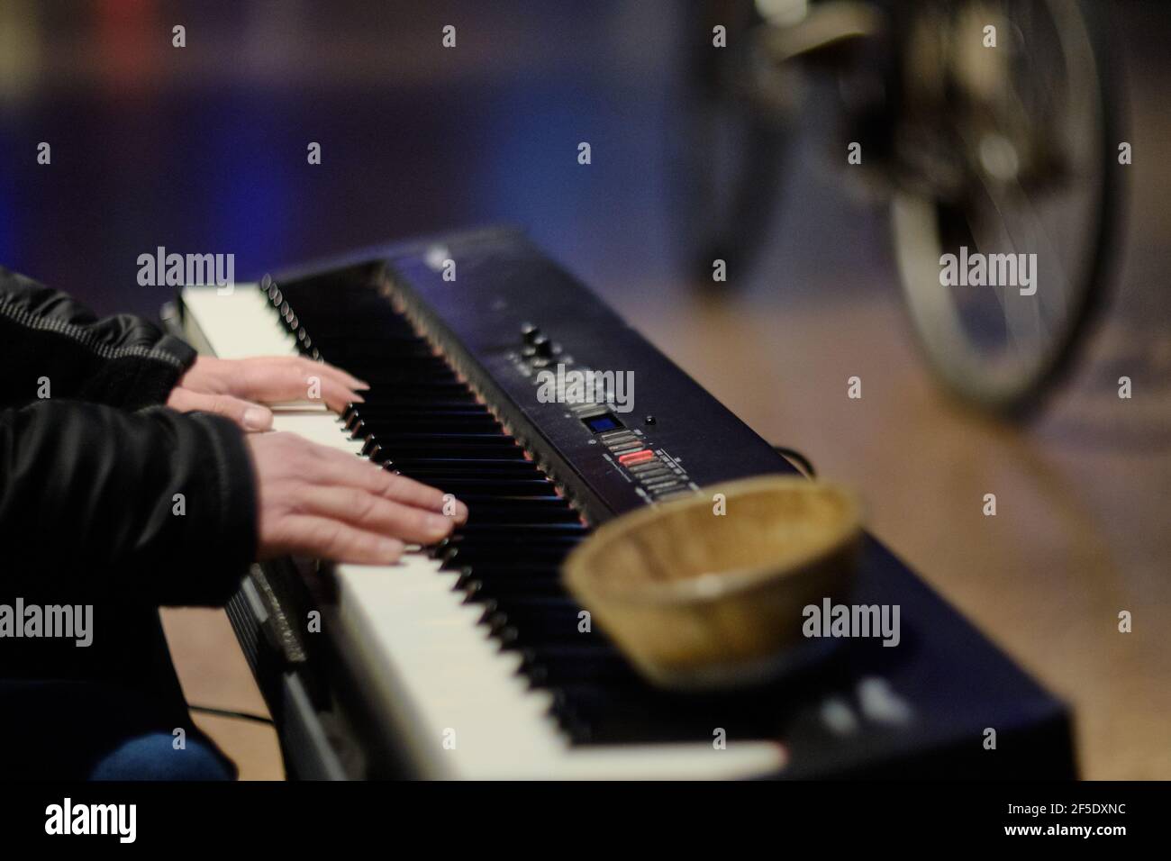 Berlin, Allemagne. 24 mars 2021. Les mains d'un musicien de rue polonais jouent la chanson « Lay IT be » des Beatles sur un piano électrique sous les arcades de Friedrichstraße. Credit: Stefan Jaitner/dpa/Alay Live News Banque D'Images