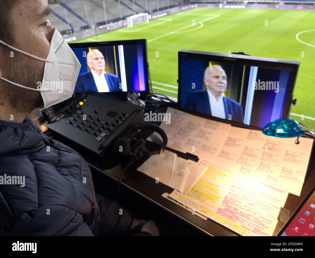 Uli HOENESS (ancien Président de la FCB ) sur l'écran de RTL TV sports PRÉSENTATEUR EN DIRECT Marco HAGEMANN, Sportkommentator dans le match ALLEMAGNE - ISLANDE 3-0 Deutschland - ISLAND 3-0 qualification pour les championnats du monde, WM Quali, saison 2020/2021, 25 mars 2021 à Duisburg, Allemagne. © Peter Schatz / Alamy Live News important : les réglementations DFB interdisent toute utilisation de photographies comme séquences d'images et/ou quasi-vidéo. Banque D'Images