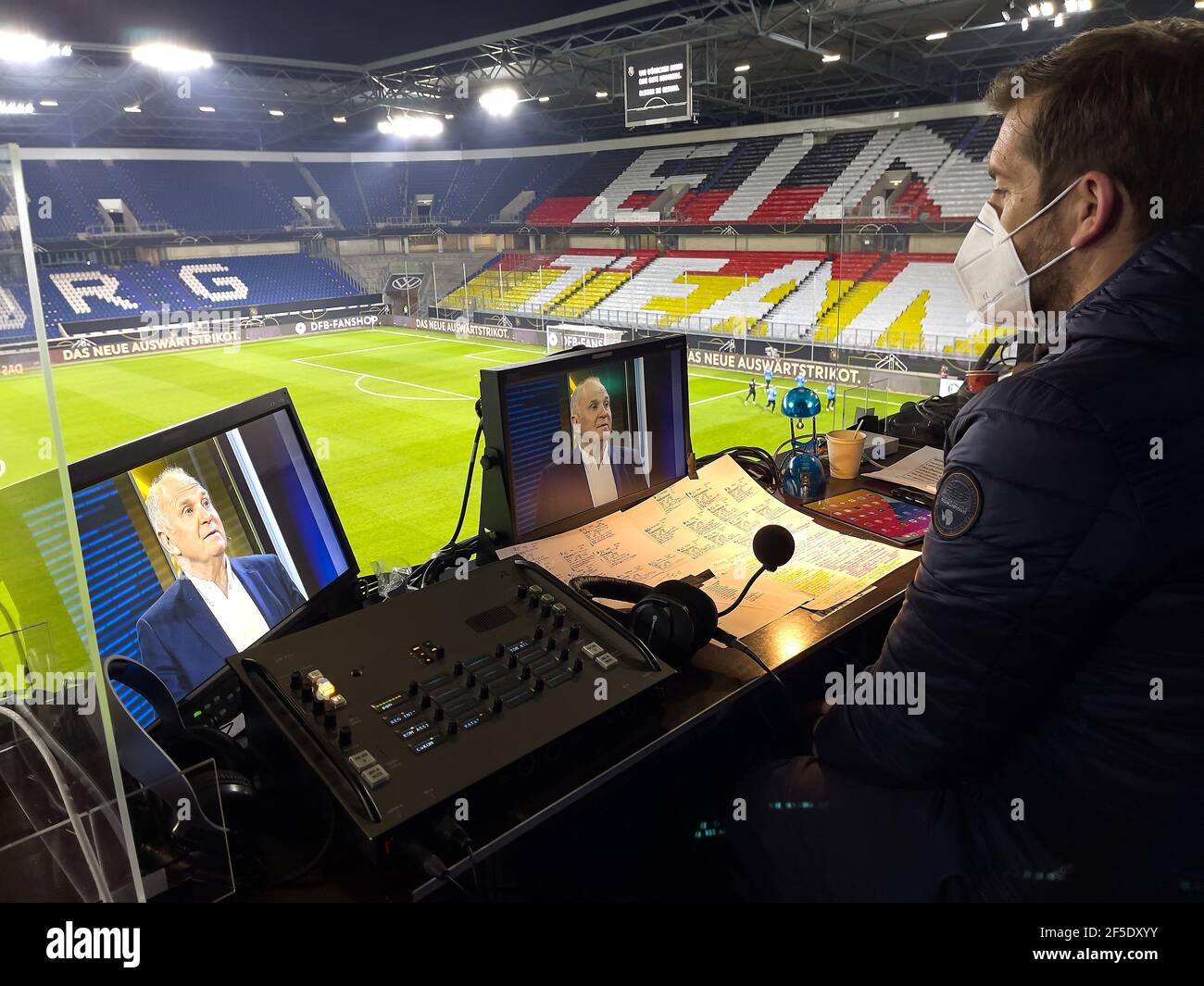 Uli HOENESS (ancien Président de la FCB ) sur l'écran de RTL TV sports PRÉSENTATEUR EN DIRECT Marco HAGEMANN, Sportkommentator dans le match ALLEMAGNE - ISLANDE 3-0 Deutschland - ISLAND 3-0 qualification pour les championnats du monde, WM Quali, saison 2020/2021, 25 mars 2021 à Duisburg, Allemagne. © Peter Schatz / Alamy Live News important : les réglementations DFB interdisent toute utilisation de photographies comme séquences d'images et/ou quasi-vidéo. Banque D'Images