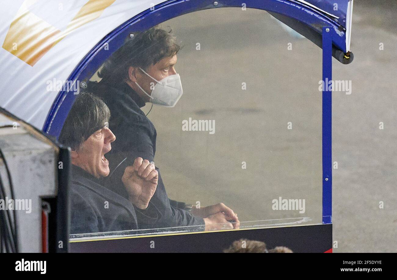 Entraîneur de DFB Joachim Jogi LOEW, LÖW, Marcus SORG, entraîneur adjoint DFB dans le match ALLEMAGNE - ISLANDE 3-0 Deutschland - ISLAND 3-0 qualification pour les championnats du monde, WM Quali, saison 2020/2021, 25 mars 2021 à Duisburg, Allemagne. © Peter Schatz / Alamy Live News important : les réglementations DFB interdisent toute utilisation de photographies comme séquences d'images et/ou quasi-vidéo. Banque D'Images