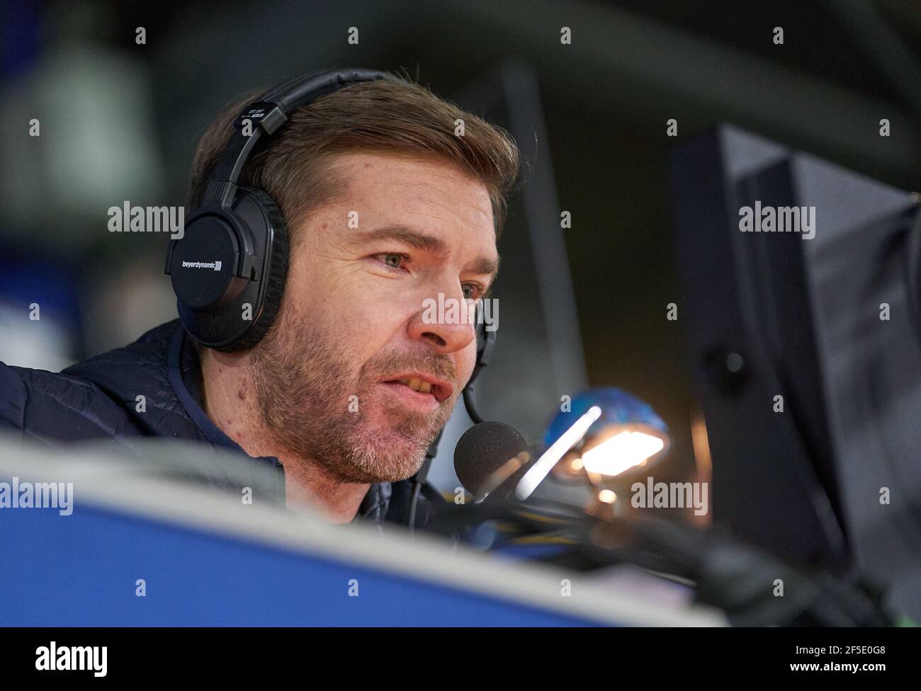 RTL TV sports PRÉSENTATEUR EN DIRECT Marco HAGEMANN, Sportkommentator in the Match ALLEMAGNE - ISLANDE 3-0 Deutschland - ISLAND 3-0 qualification pour les championnats du monde, WM Quali, saison 2020/2021, 25 mars 2021 à Duisburg, Allemagne. © Peter Schatz / Alamy Live News important : les réglementations DFB interdisent toute utilisation de photographies comme séquences d'images et/ou quasi-vidéo. Banque D'Images
