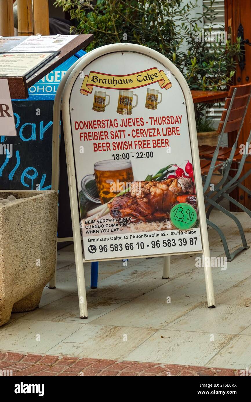 Signe à Brauhaus offrant la bière gratuite, Calpe, Calp, Costa Blanca, Espagne, en hiver Banque D'Images