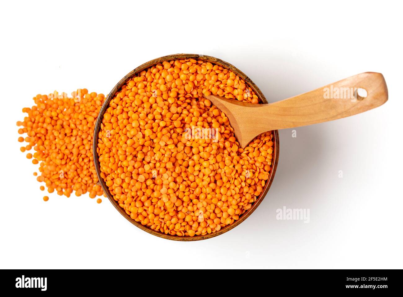 Graines brutes de lentilles orange dans un bol en bois, cuillère isolée sur fond blanc vue du dessus Flat Lay saine alimentation, légumes concept de protéines traditionnel Banque D'Images