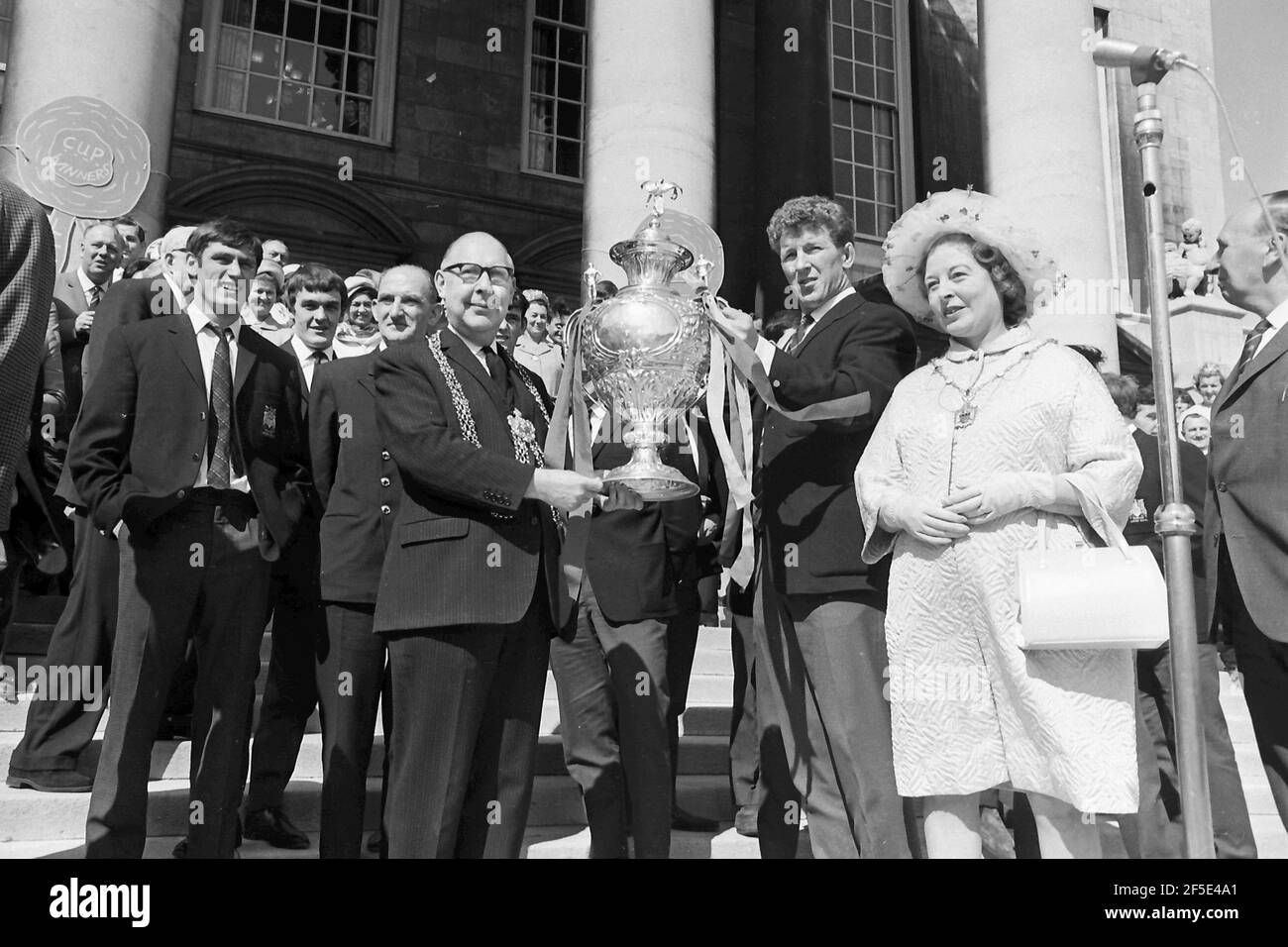 L'équipe de Leeds EL fête à l'extérieur du Leeds Civic Hall avec leur Trophée RL Challenge Cup Banque D'Images