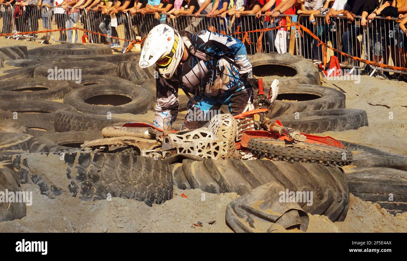 Concours Enduro Motorcycle. Le joueur lève sa moto après la chute. Banque D'Images