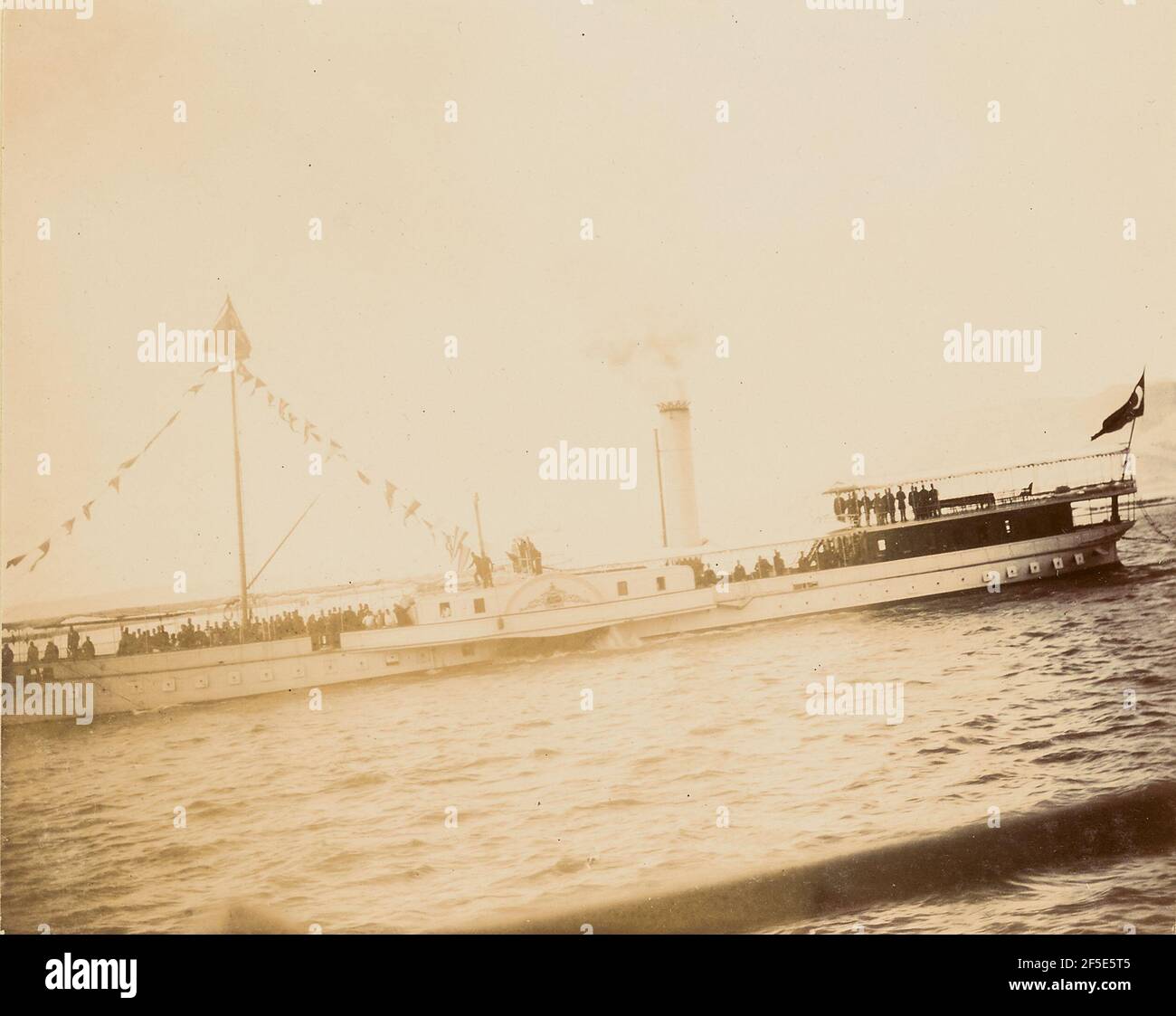Barge de rivière bondée. Inconnu Banque D'Images