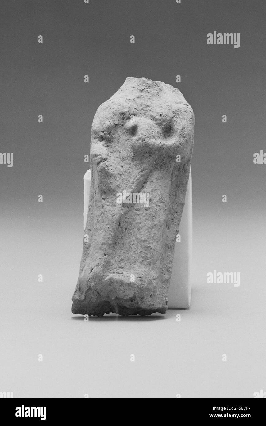 Figurine debout avec plaque à motif serpent. Inconnu Banque D'Images
