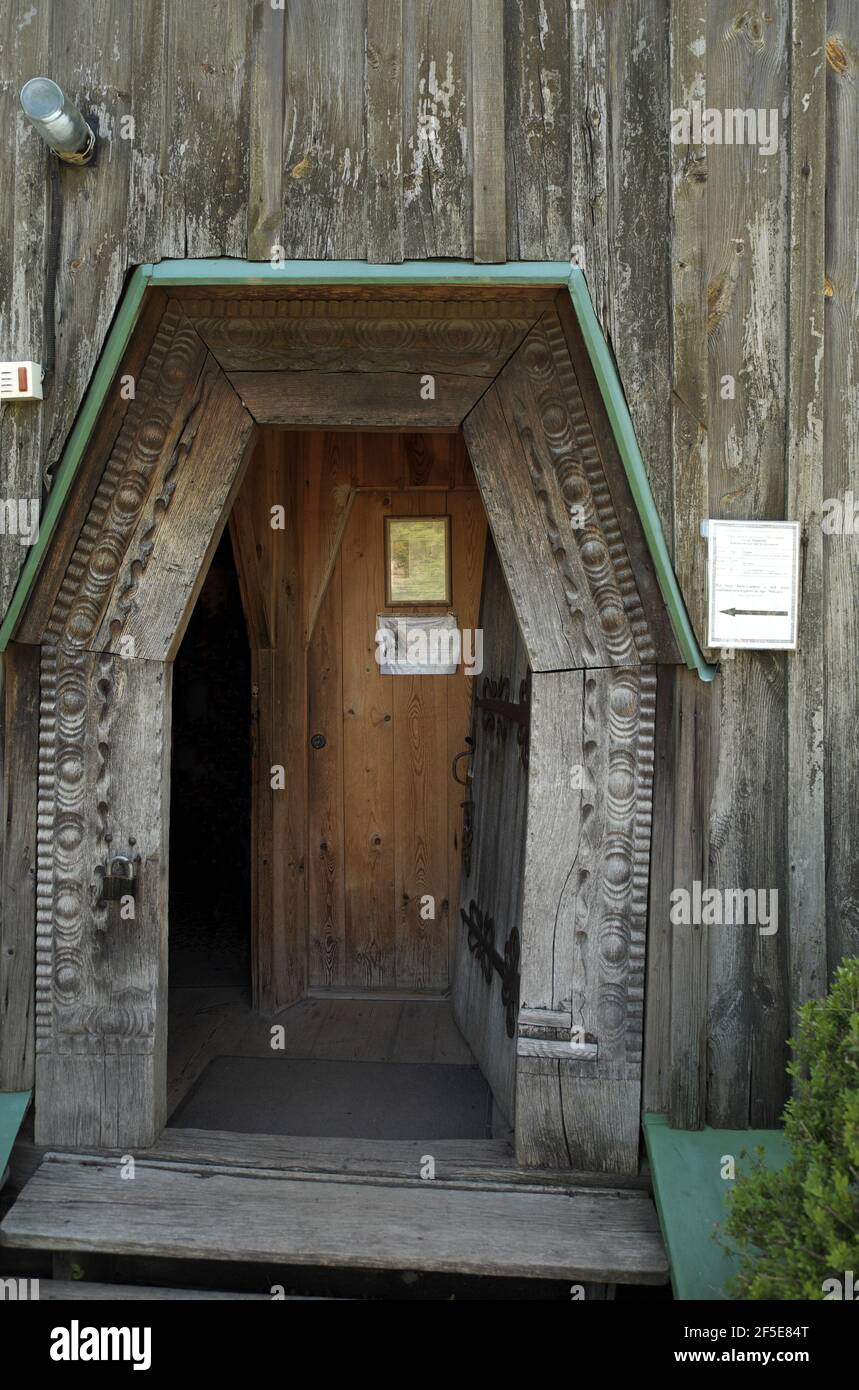 Porte sculptée à une ancienne église en bois, Pirogovo Folk Architecture Museum, à l'extérieur de Kiev, Ukraine Banque D'Images
