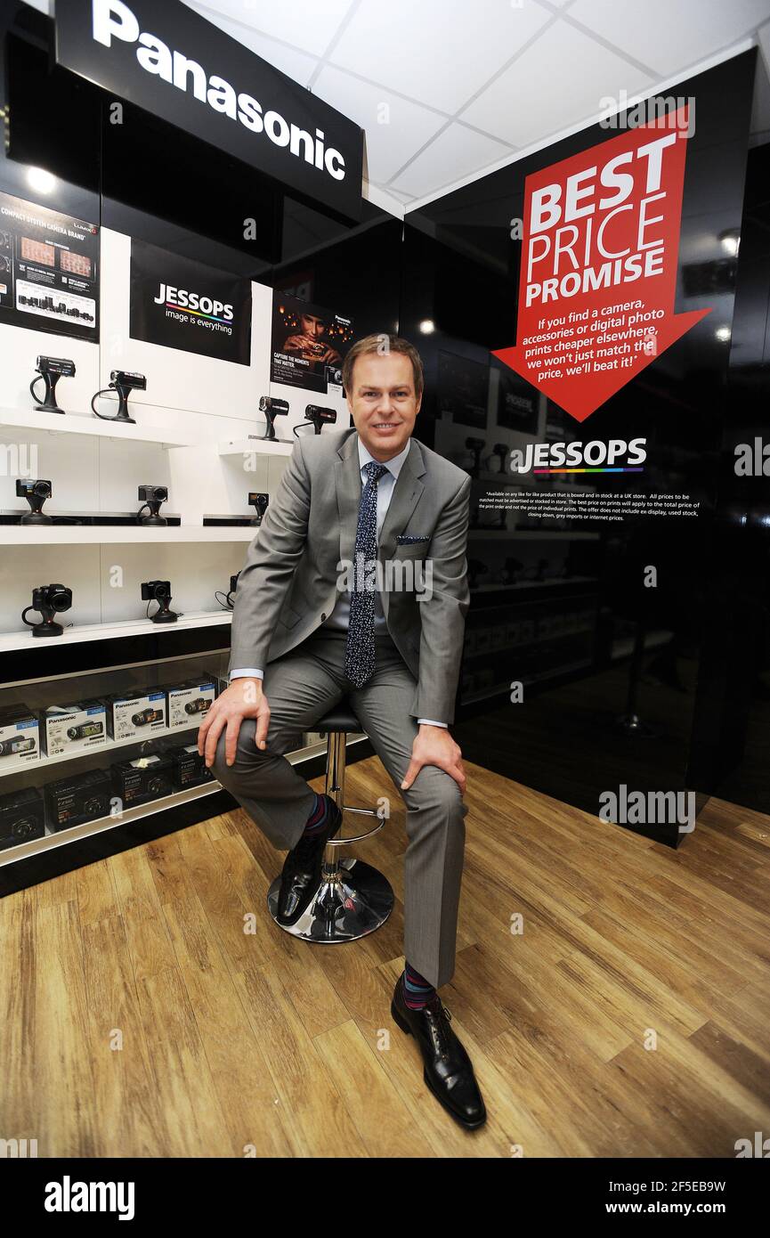 Photo du dossier datée du 28/03/13 de Peter Jones à l'intérieur du magasin Jessops à Oxford Street, dans le centre de Londres. Le détaillant de caméras appartenant à la star de The Dragons's Den a déposé un avis de nomination des administrateurs après qu'il a été frappé par des restrictions de verrouillage. Date de publication : vendredi 26 mars 2021. Banque D'Images