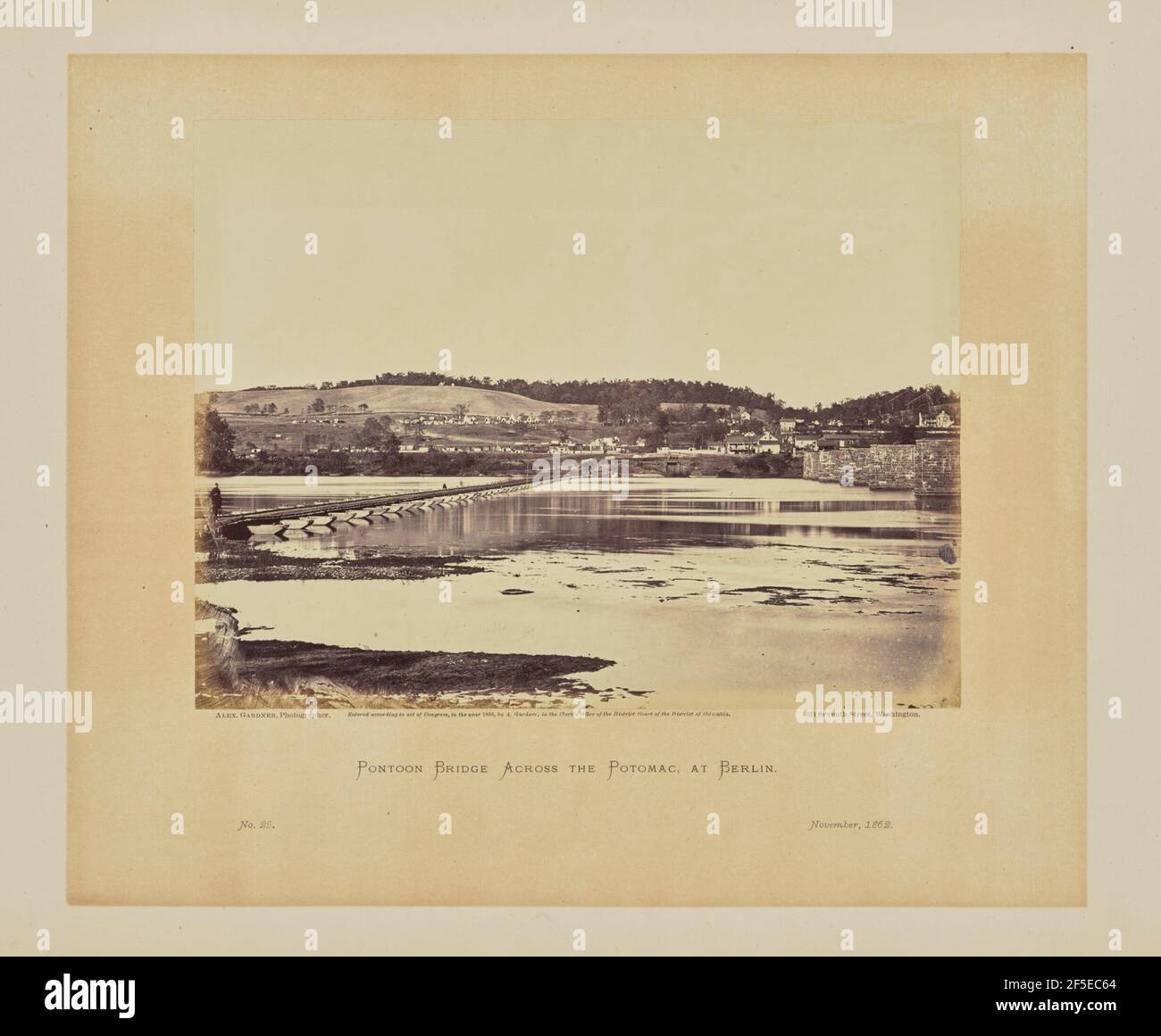 Pont ponton traversant le Potomac, à Berlin. Alexander Gardner (américain, né en Écosse, 1821 - 1882) Banque D'Images