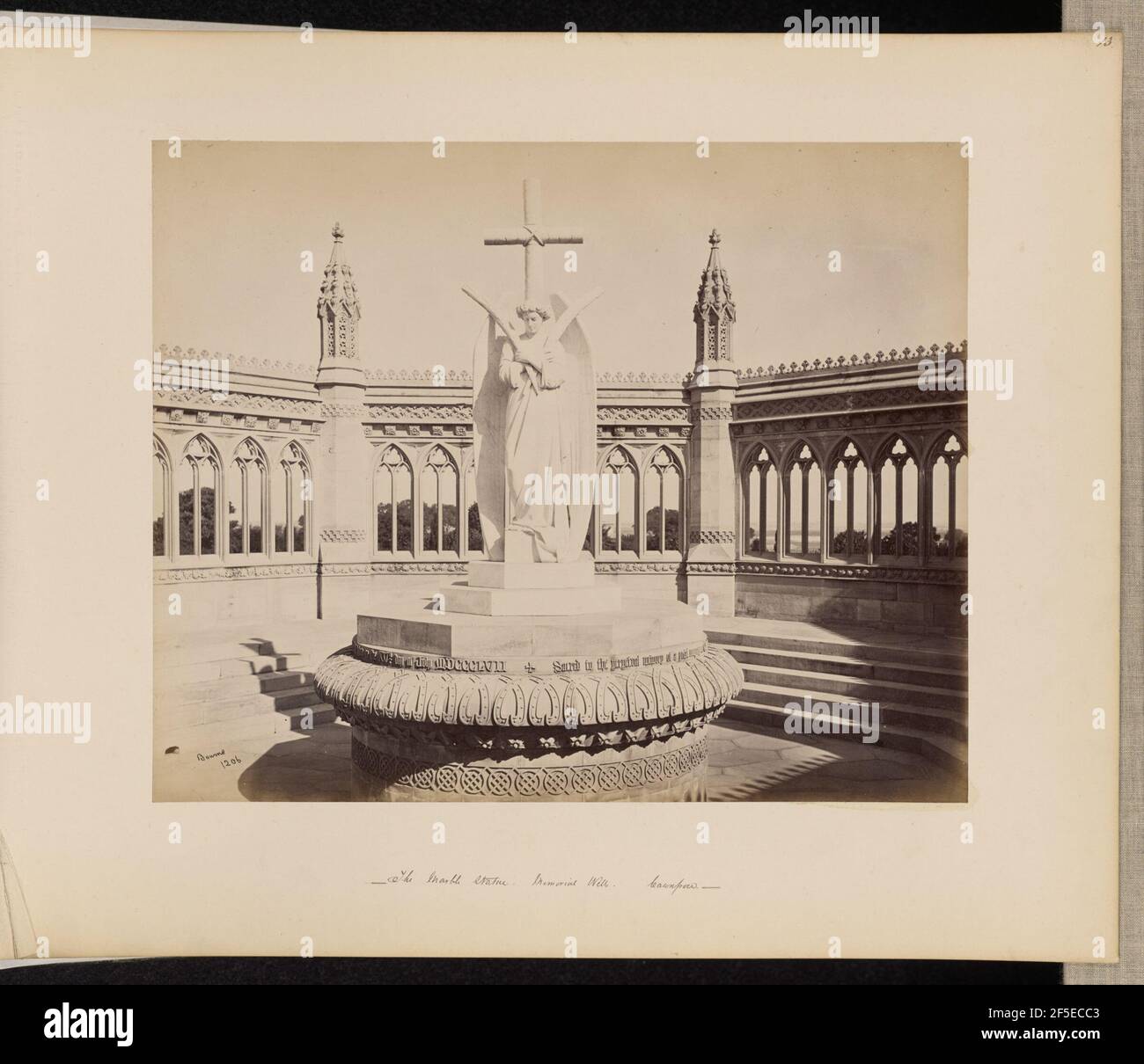 Cawnpore ; le puits du Mémorial, la statue de marbre de Marochetti, depuis l'entrée. Samuel Bourne (anglais, 1834 - 1912) Banque D'Images