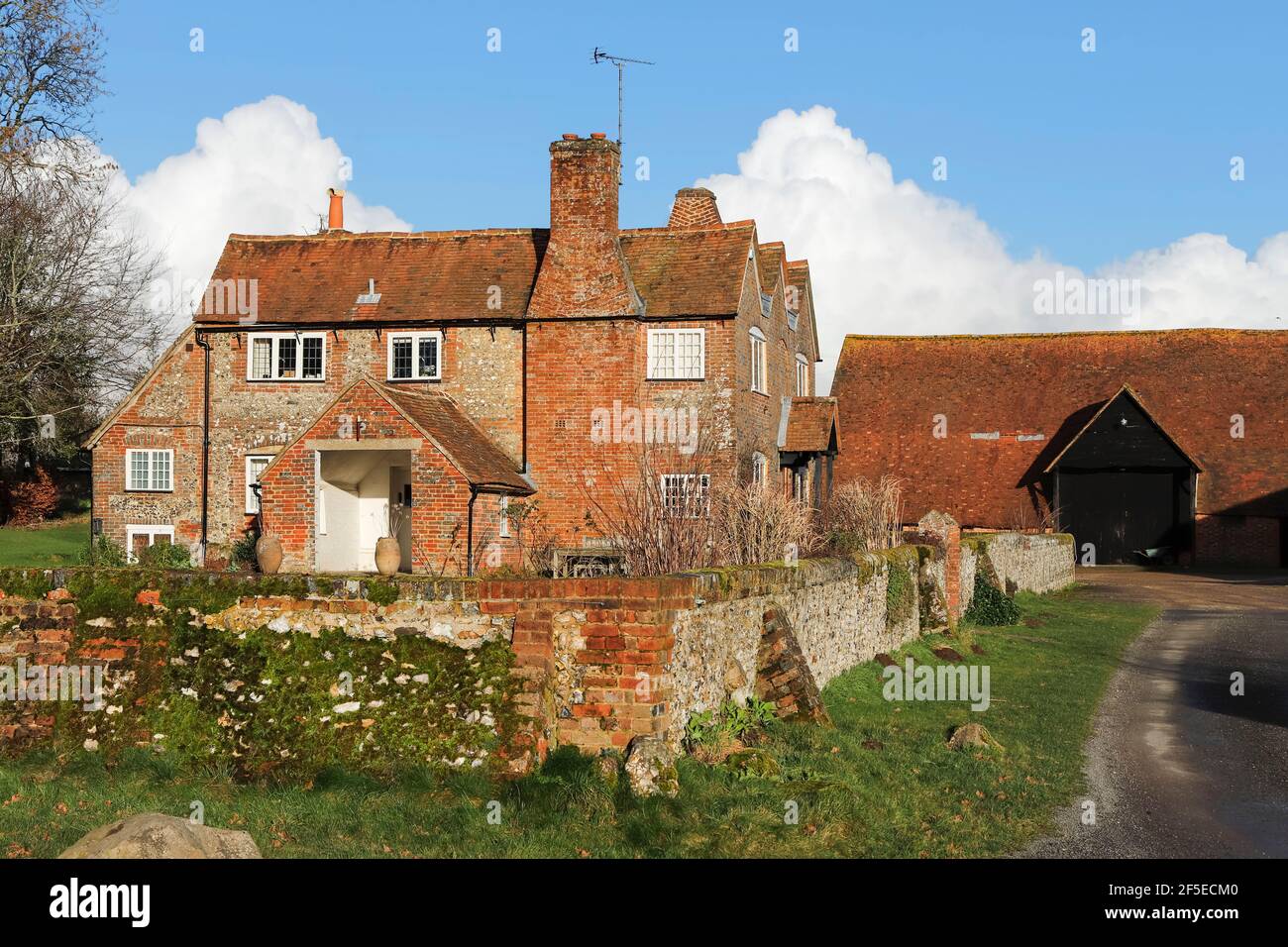 Hollandridge Farm (ferme construite en 1800), un bâtiment en briques et en pierre, un style souvent vu dans les collines Chalk Chilterns ; près de Northend, Oxfordshire, Royaume-Uni Banque D'Images