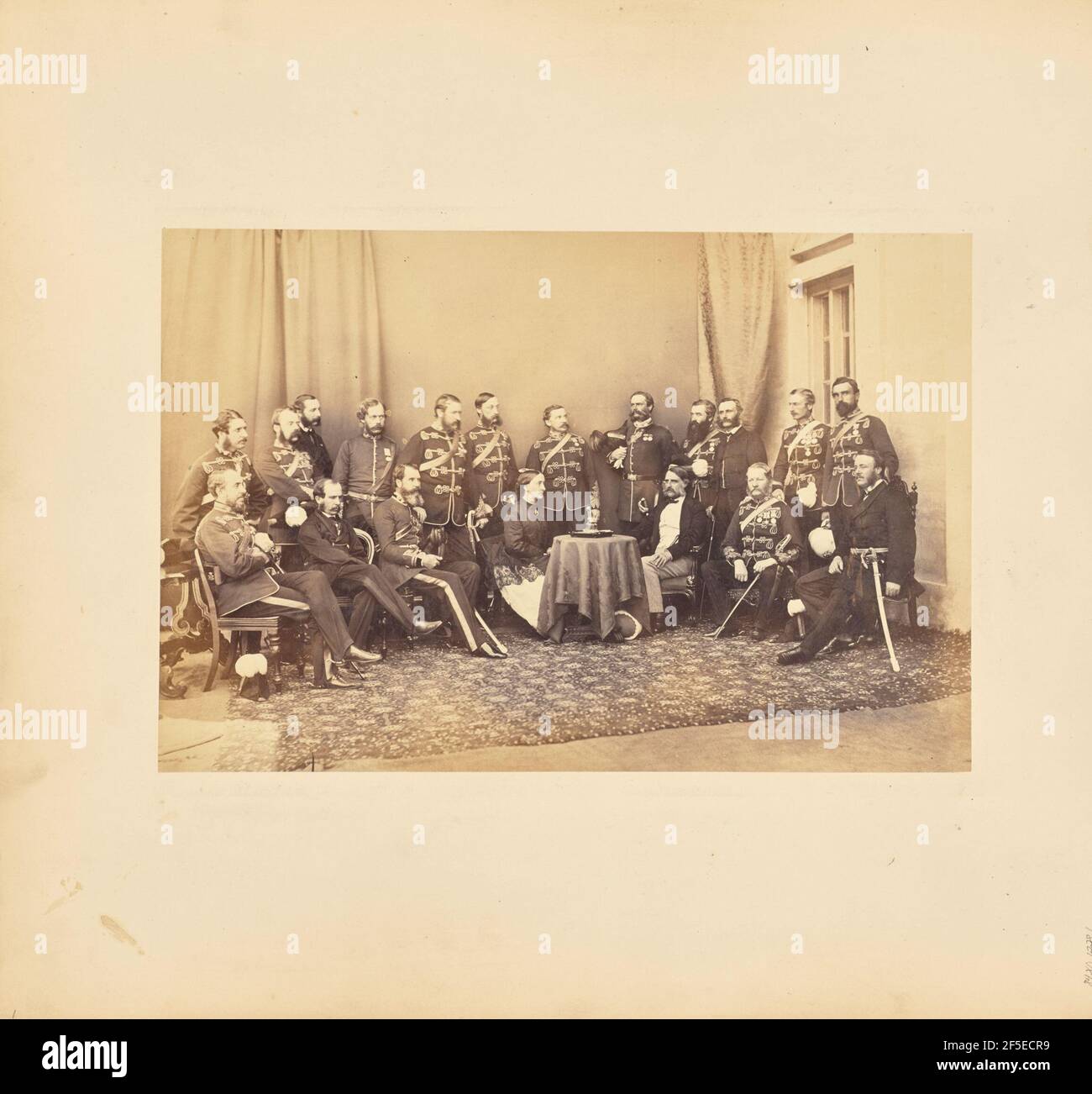 Portrait de groupe de Sir William Mansfield, de Lady Margaret Mansfield et de son personnel. Fabricant inconnu Banque D'Images