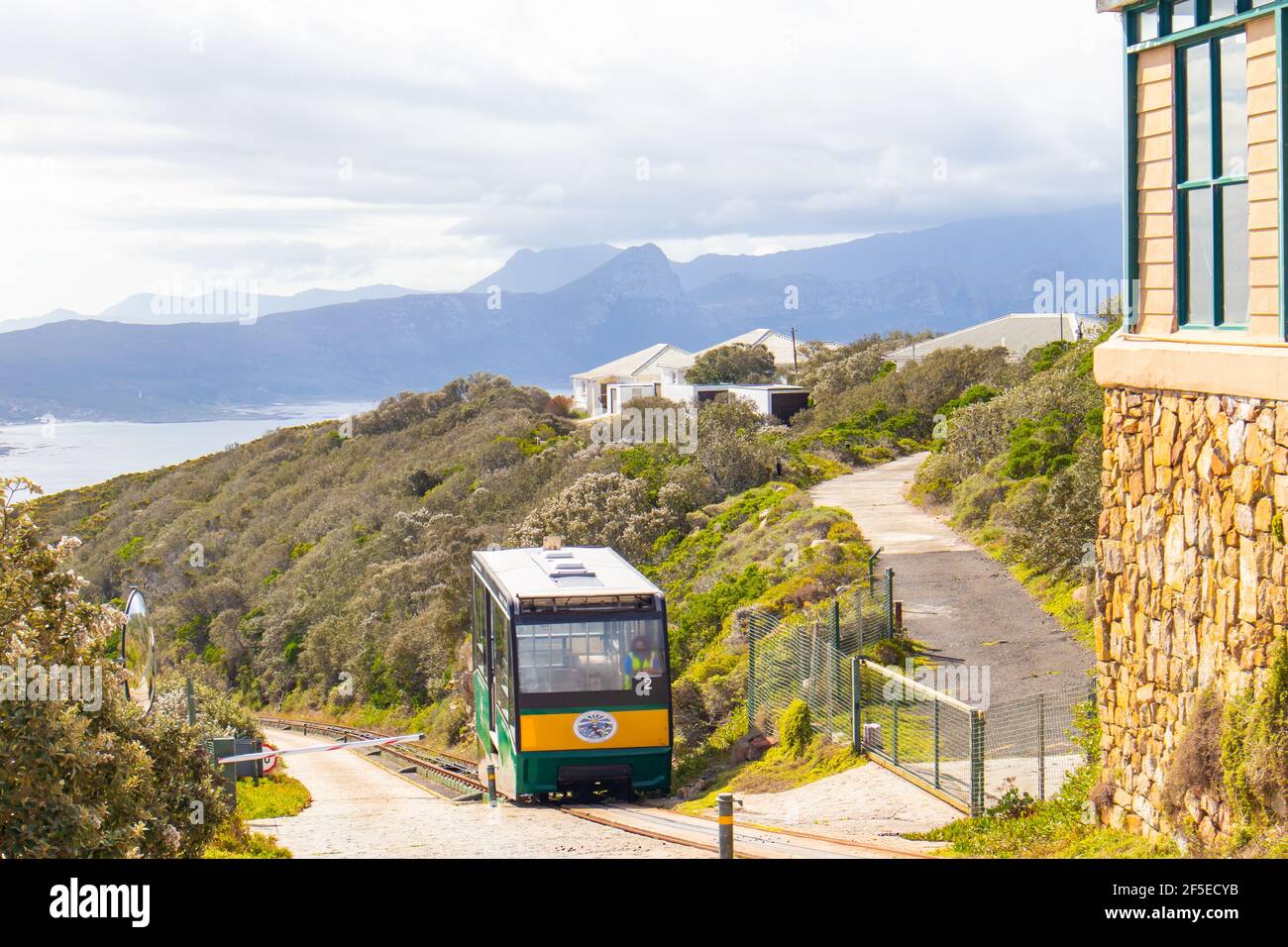 Cape point - Cape Town, Afrique du Sud - 18-03-2021 voiture de funiculaire de Flying Dutchman vert et jaune dynamique se tirant dans la station supérieure de Cape point. Banque D'Images