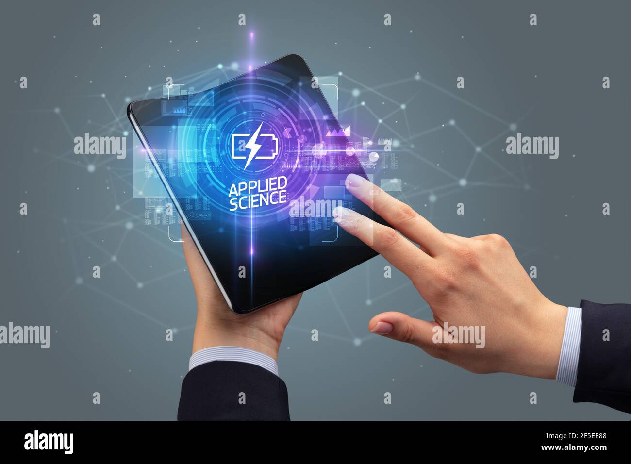 Homme d'affaires tenant un smartphone pliable, concept de technologie Banque D'Images