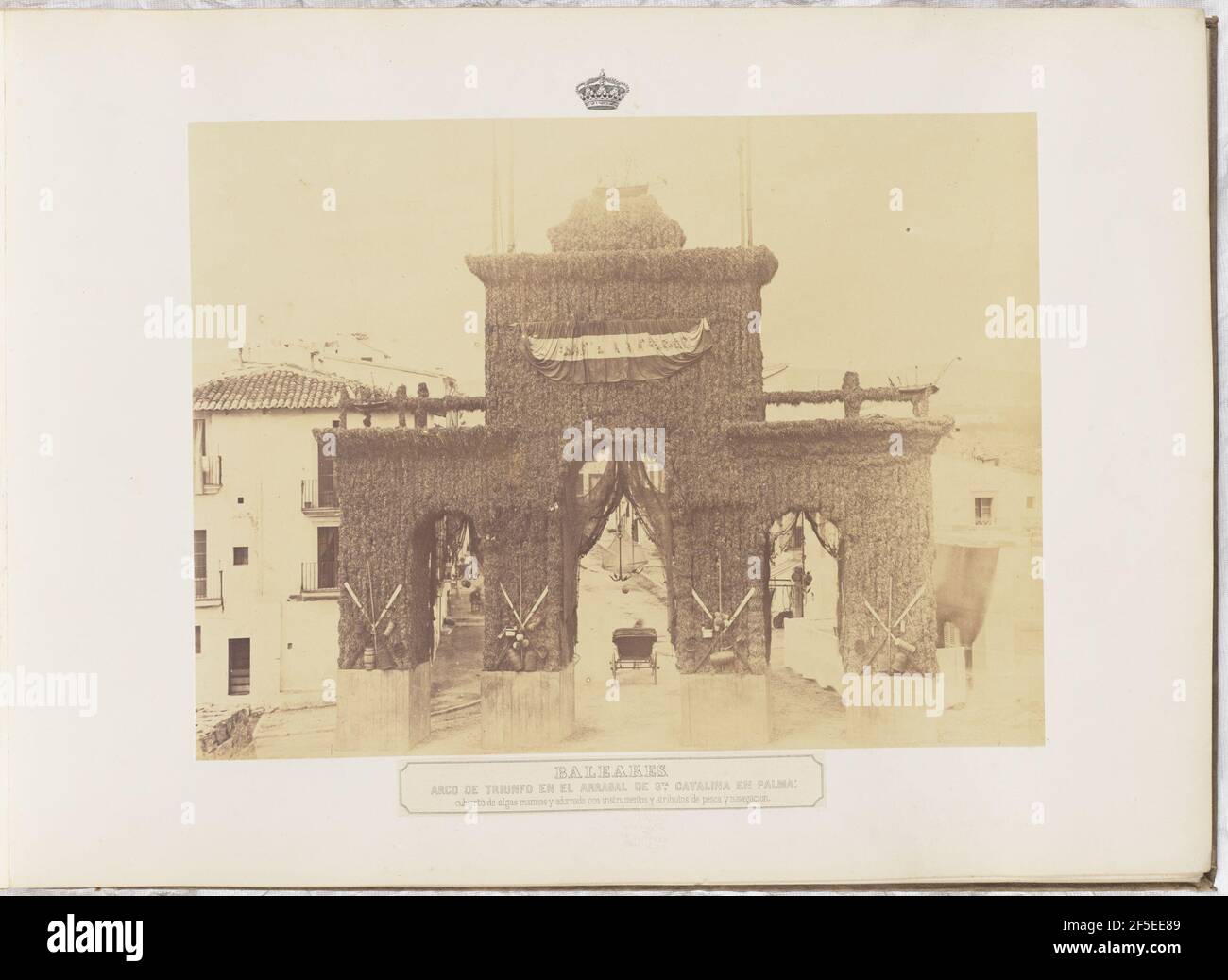 Baleares. Arco de triunfo en el arrabal de Santa Catalina en Palma: Cubierto de algas marinas y adornado con instrumentos y atributos de pesca y navegacion. Charles Clifford (anglais, 1819/1820 - 1863) Banque D'Images