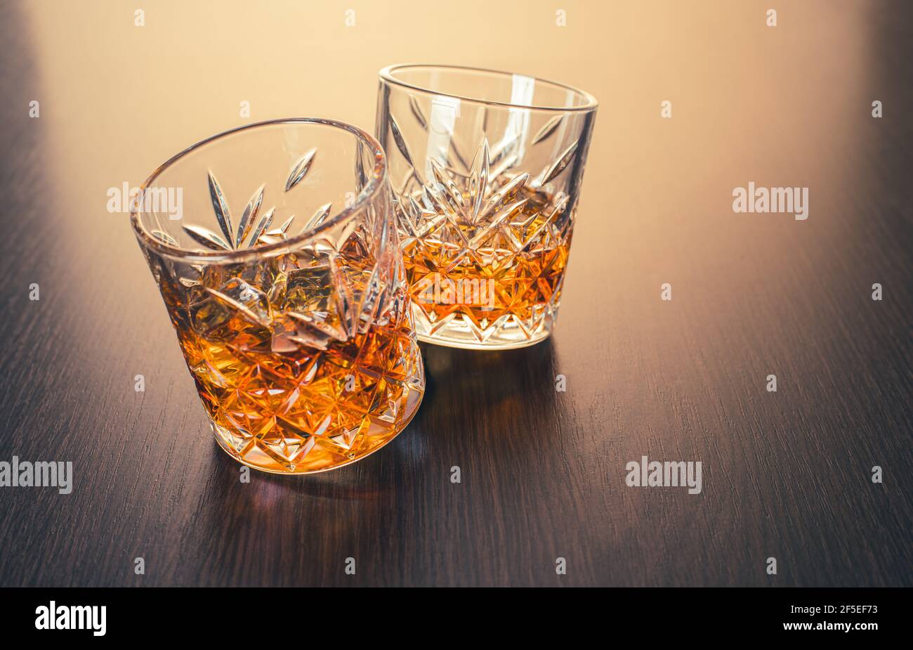 boisson alcoolisée, whisky dans des verres sur fond de bois brun Banque D'Images